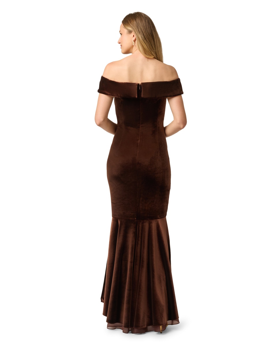 Vestido largo con terciopelo, volante y escote bardot - Adrianna Papell - Marrón Marrón-2