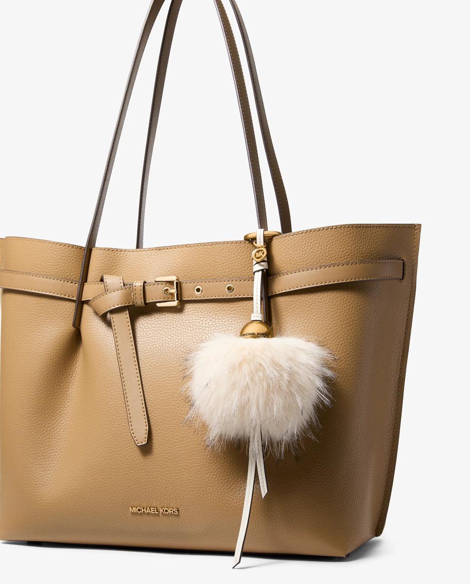 Imagen 2 de Adorno de pelo sintético con bola en tono dorado - Michael Michael Kors - Crudo Crudo