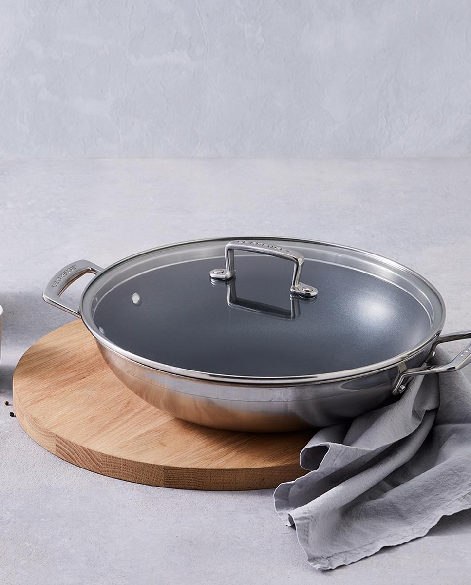 Imagen 4 de Wok de acero inoxidable con tapa de cristal Classic Le Creuset - Gris Wok de 30 cm Gris