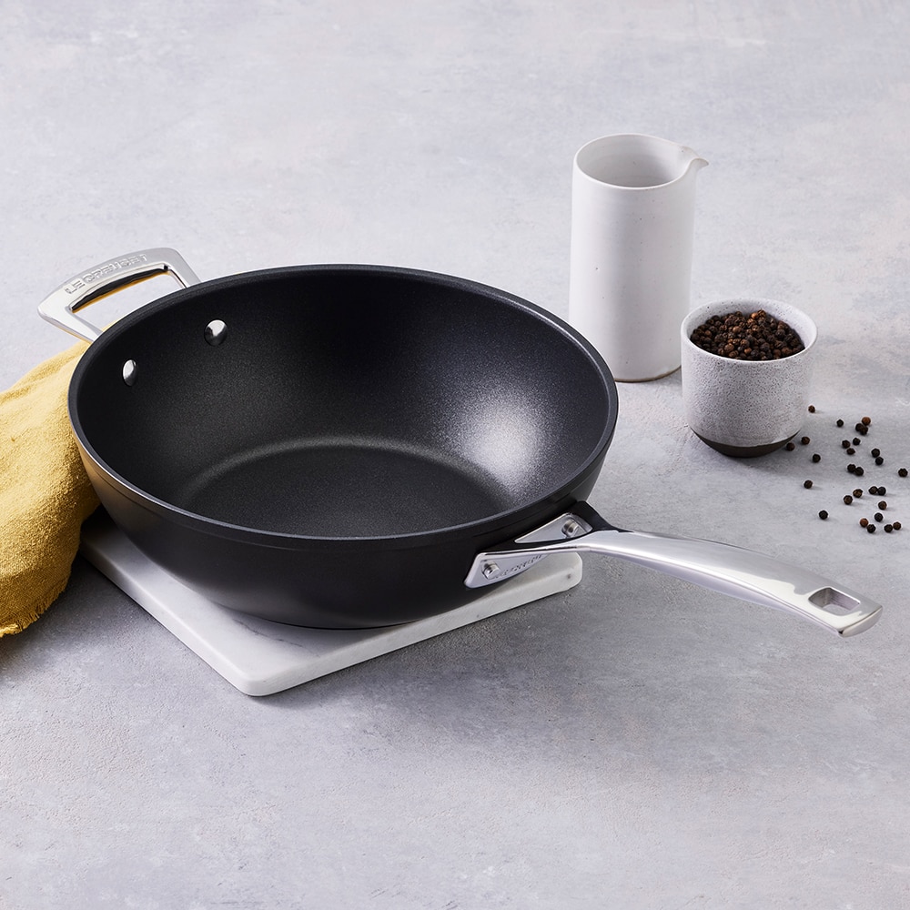 Imagen 3 de Sartén wok de aluminio antiadherente con asa Le Creuset - Negro Wok de 26 cm Negro