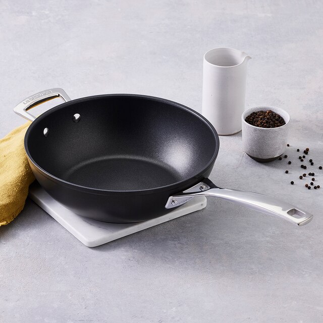 Sucio Dinkarville Conciso Sartén wok de aluminio antiadherente con asa Le Creuset · Le Creuset · El Corte Inglés Sucio Dinkarville Conciso Sartén wok de aluminio antiadherente con asa Le Creuset · Le Creuset · El Corte Inglés