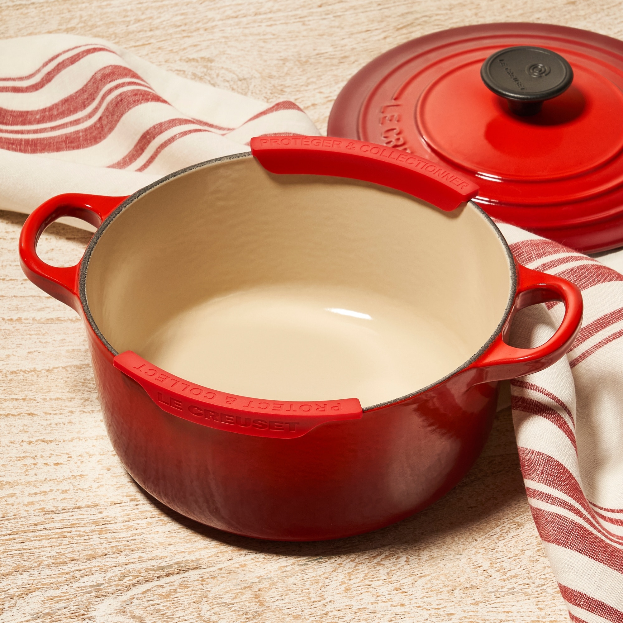 Imagen 4 de Set de 2 protectores de silicona Le Creuset - Cereza Cereza