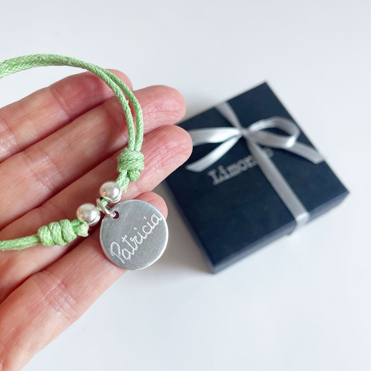 Pulsera para mujer El Recién Nacido con 1 medalla de plata con nombre grabado Verde-2
