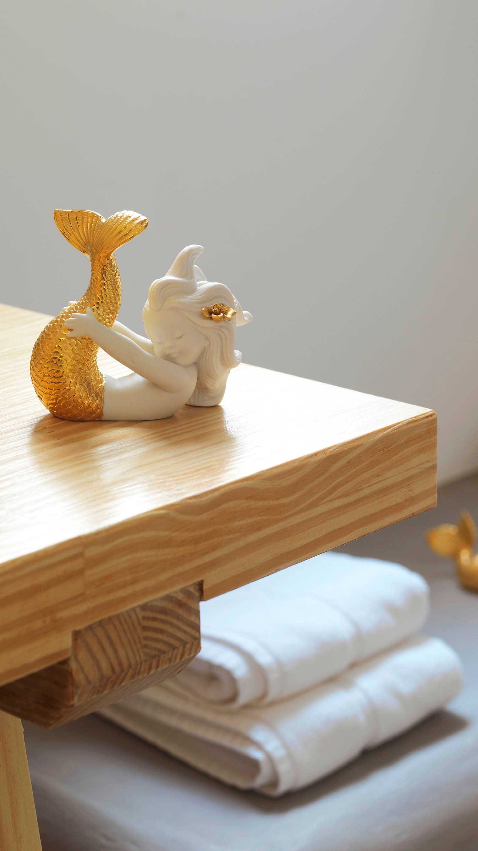 Imagen 4 de Figura decorativa Sirena Jugando con el mar. Lustre oro Lladró - Blanco / Oro Blanco / Oro