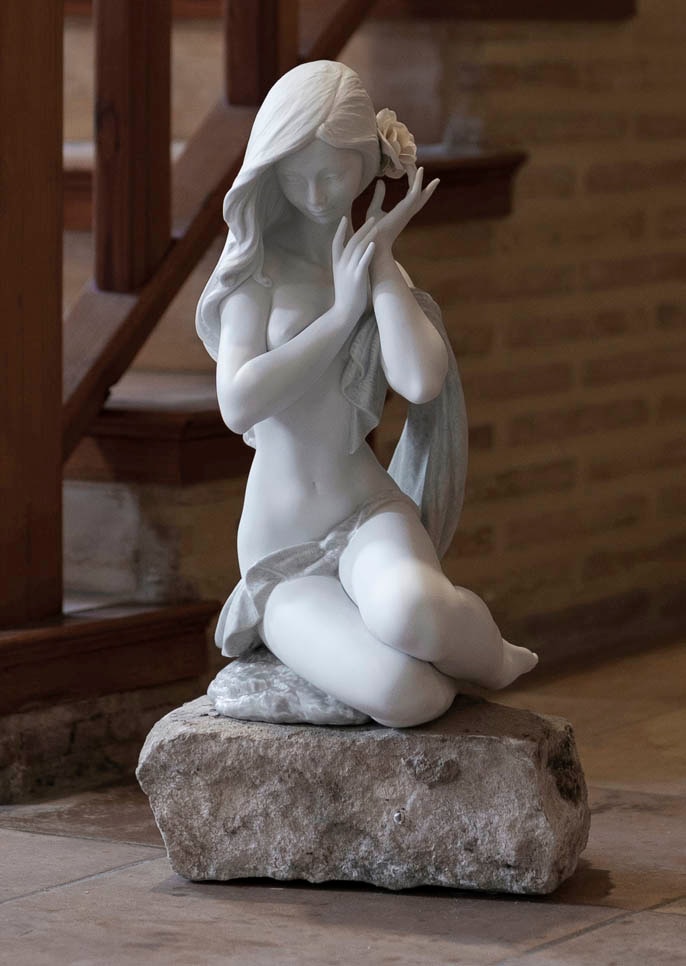 Figura Mujer Cándida luz de luna. Blanco. Serie limitada Lladró