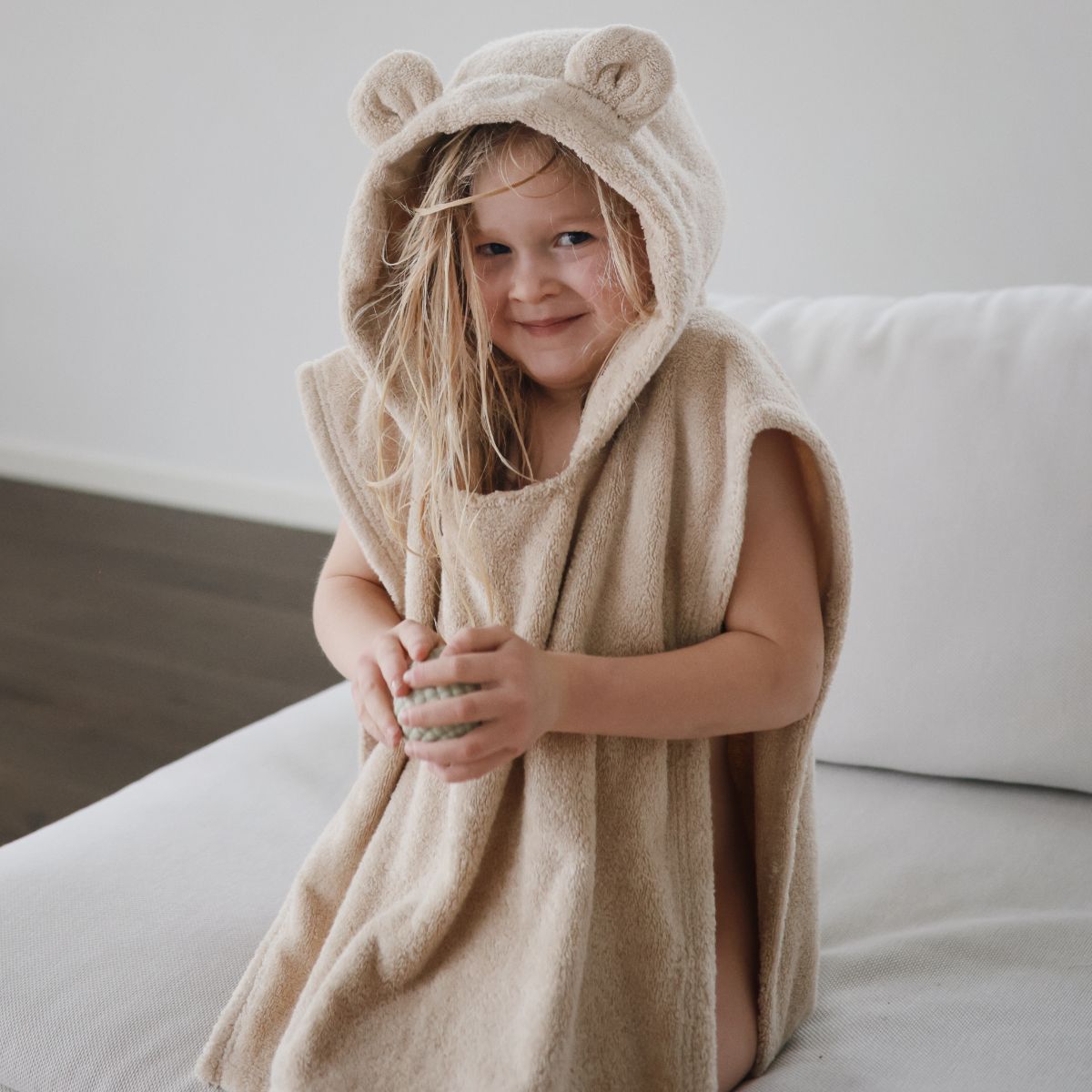 Imagen 2 de Toalla poncho Mushie - Blanco lino Blanco lino