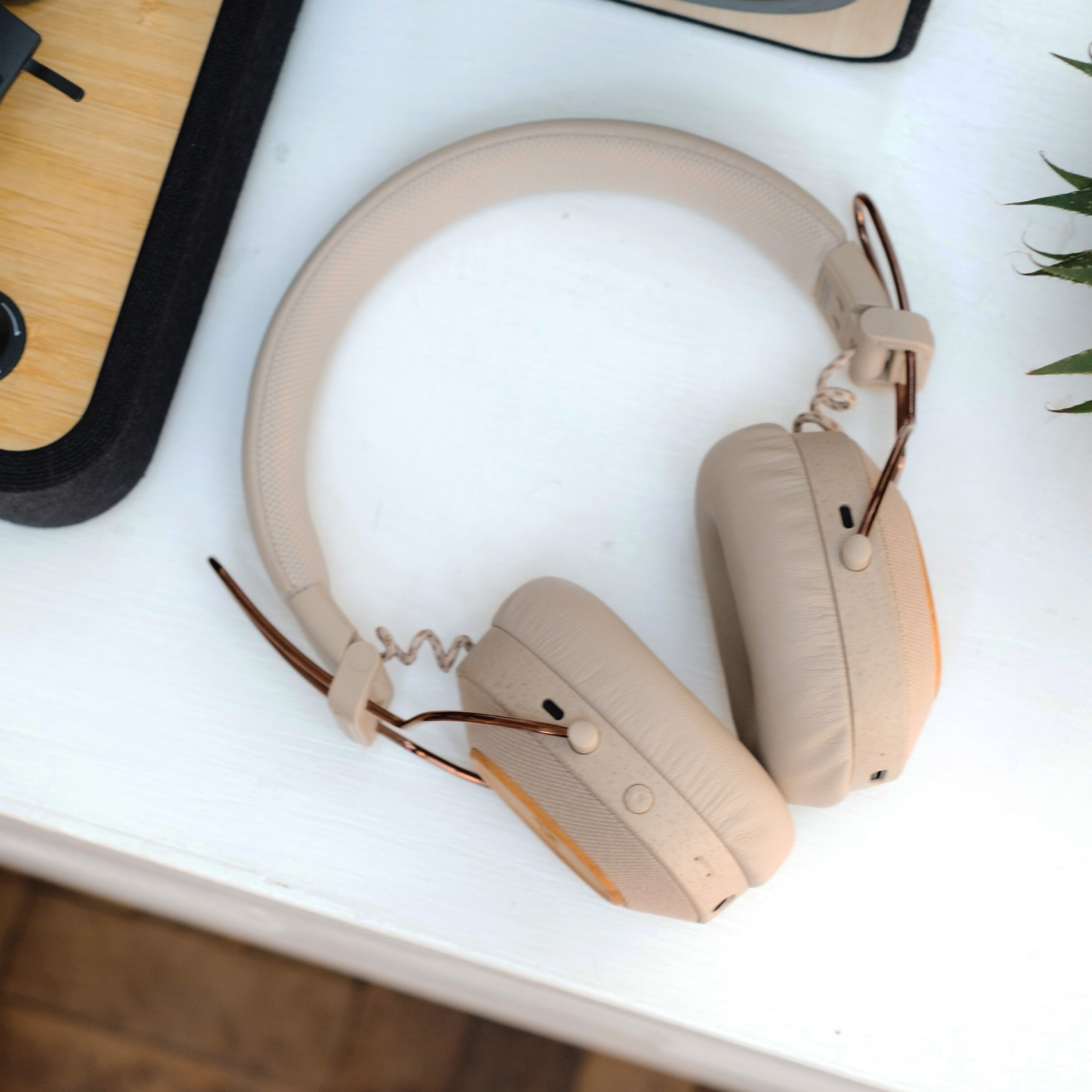 Auriculares de diadema Bluetooth de The House of Marley Riddim - Crema Crema-4
