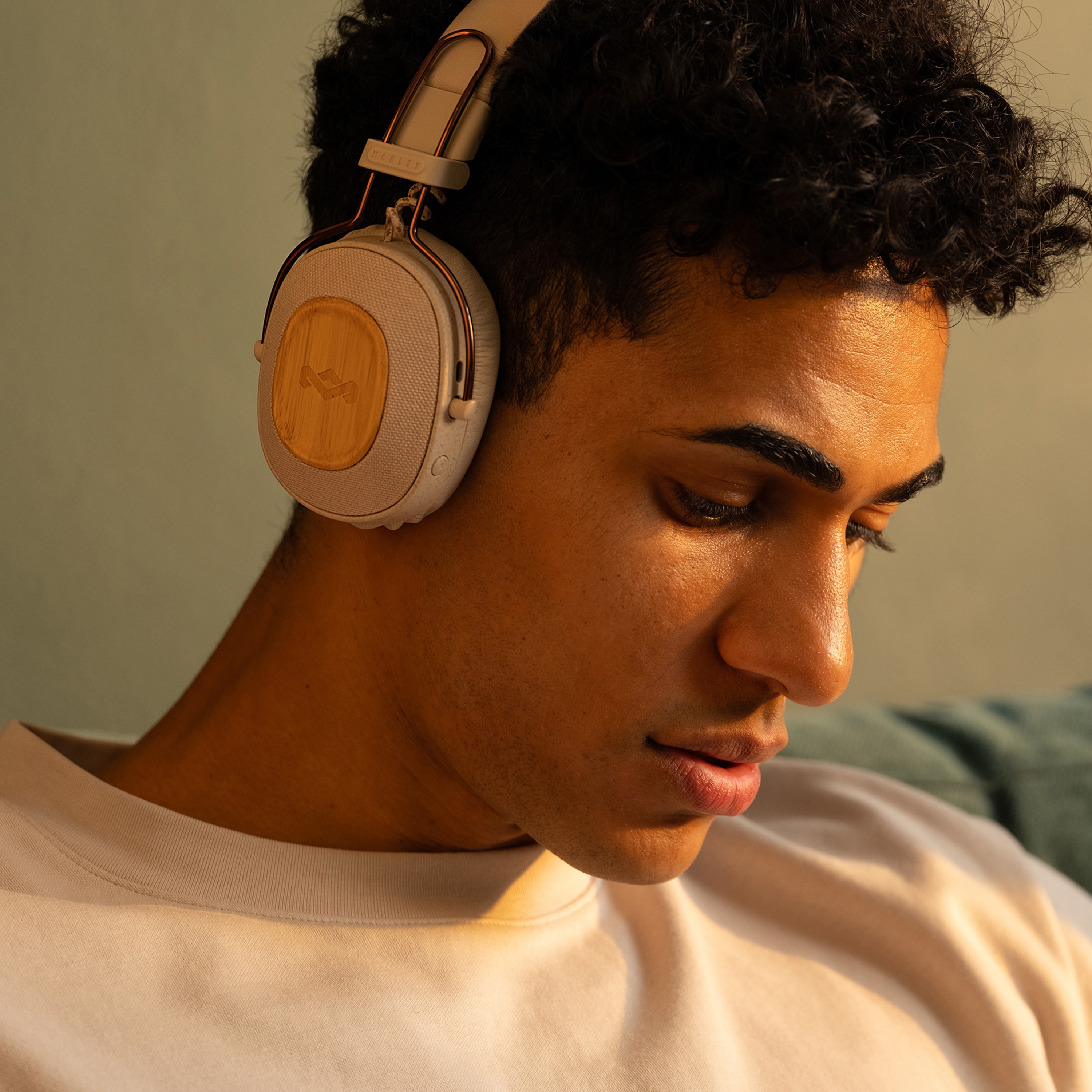 Auriculares de diadema Bluetooth de The House of Marley Riddim - Crema Crema-5