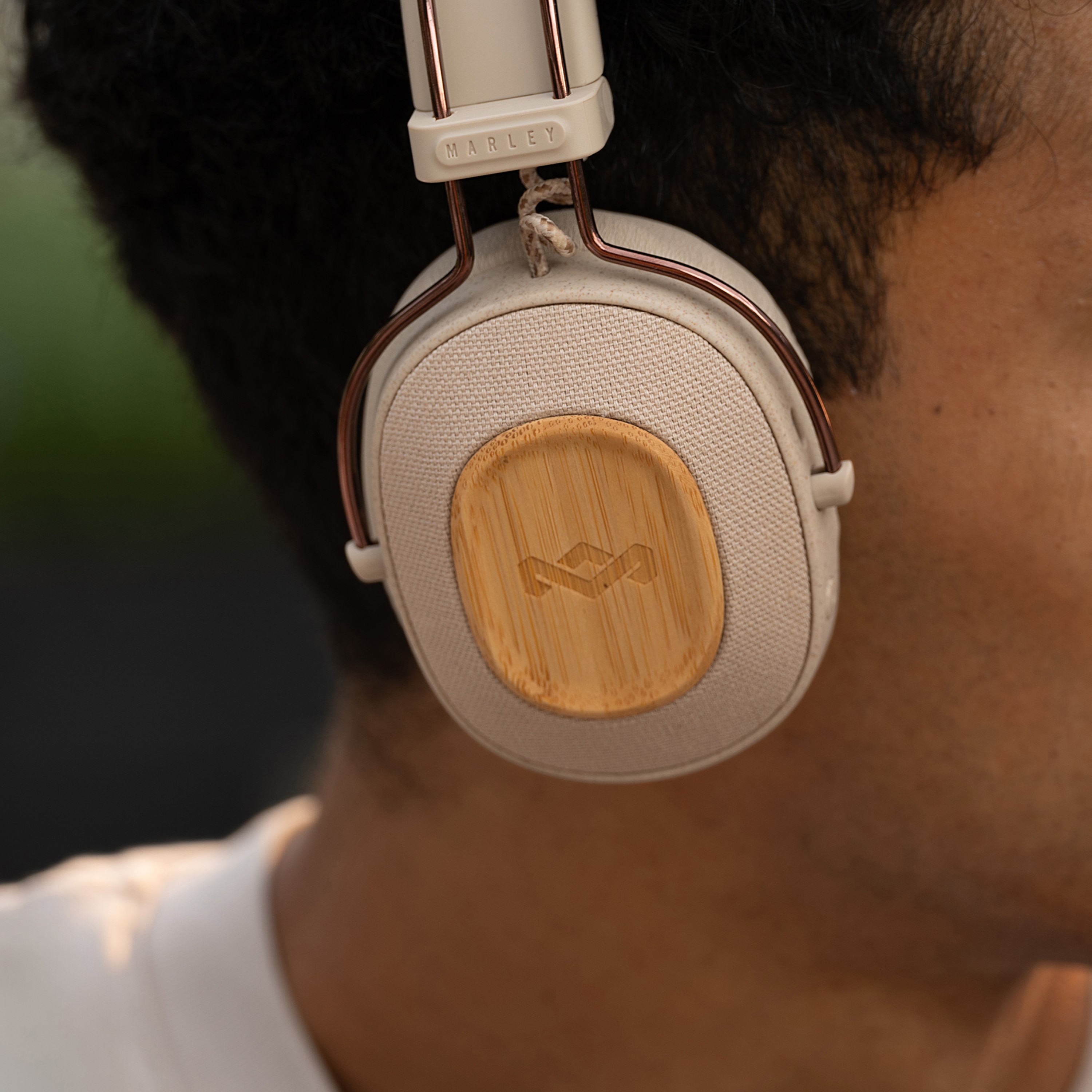 Auriculares de diadema Bluetooth de The House of Marley Riddim - Crema Crema-6