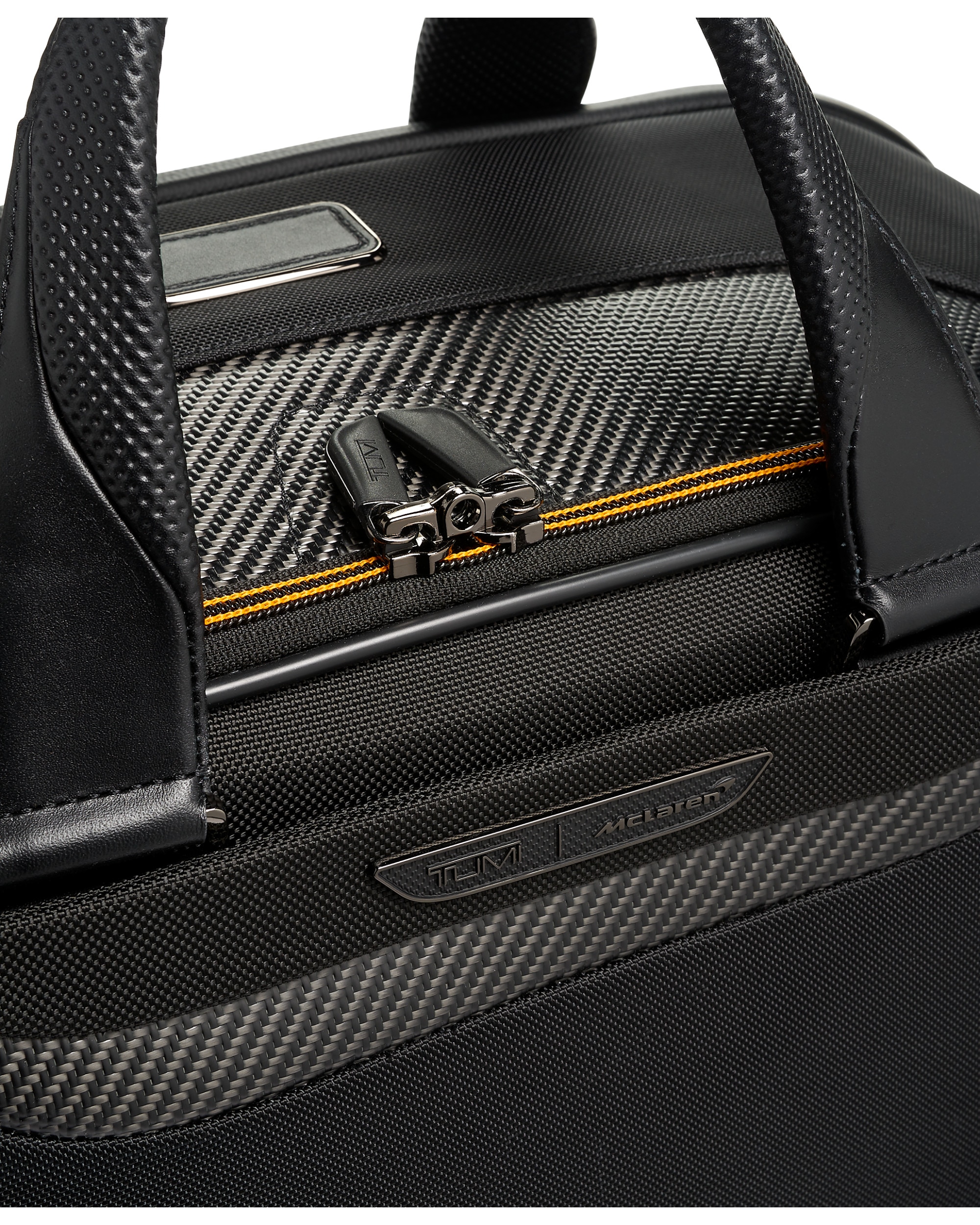 Imagen 4 de Bolso de viaje Tumi McClaren Quantum blando con capacidad de 33 litros - Negro / Naranja Negro / Naranja