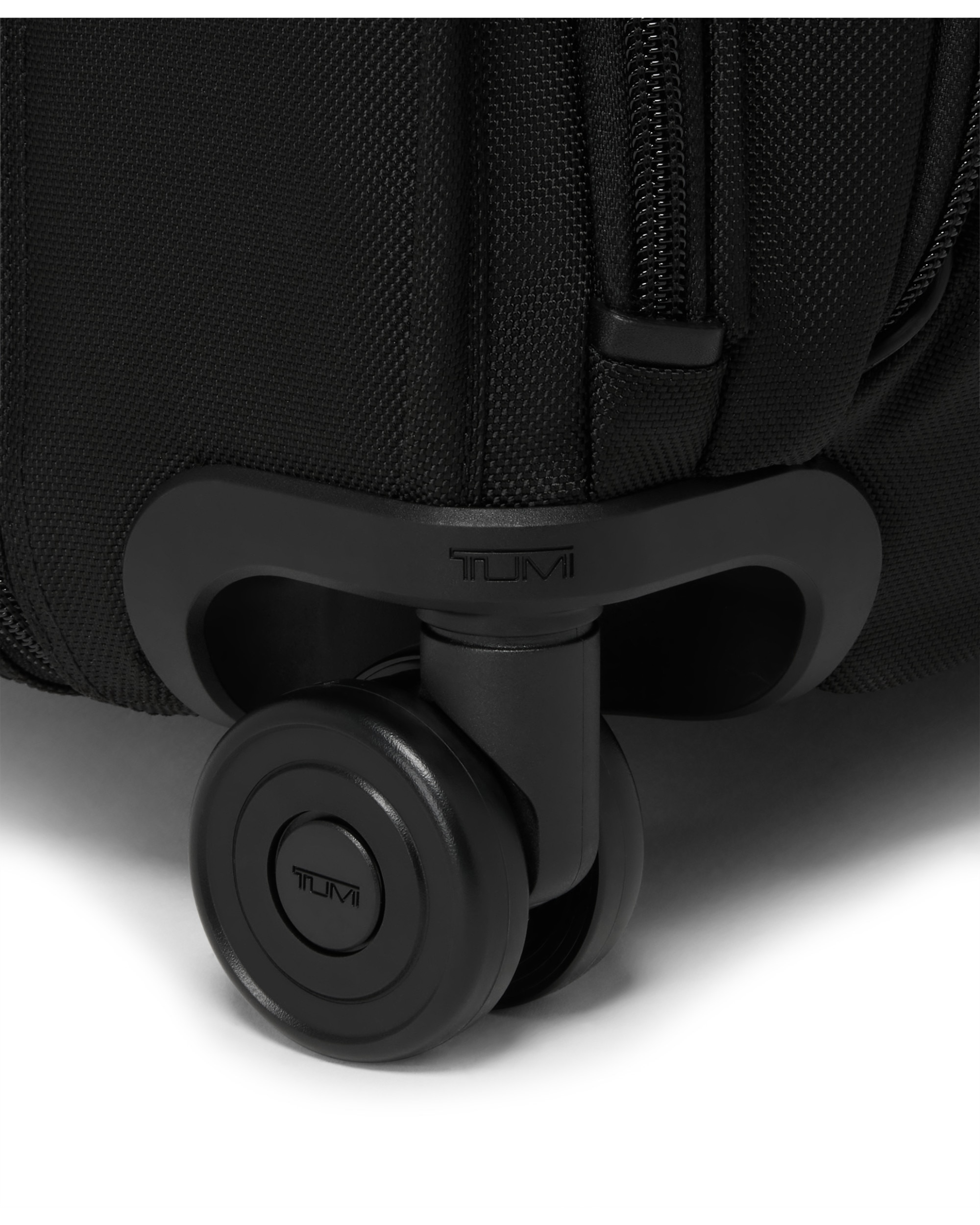 Imagen 6 de Maleta portatrajes grande alpha blanda con capacidad de 128,8 litros - Tumi - Negro Negro