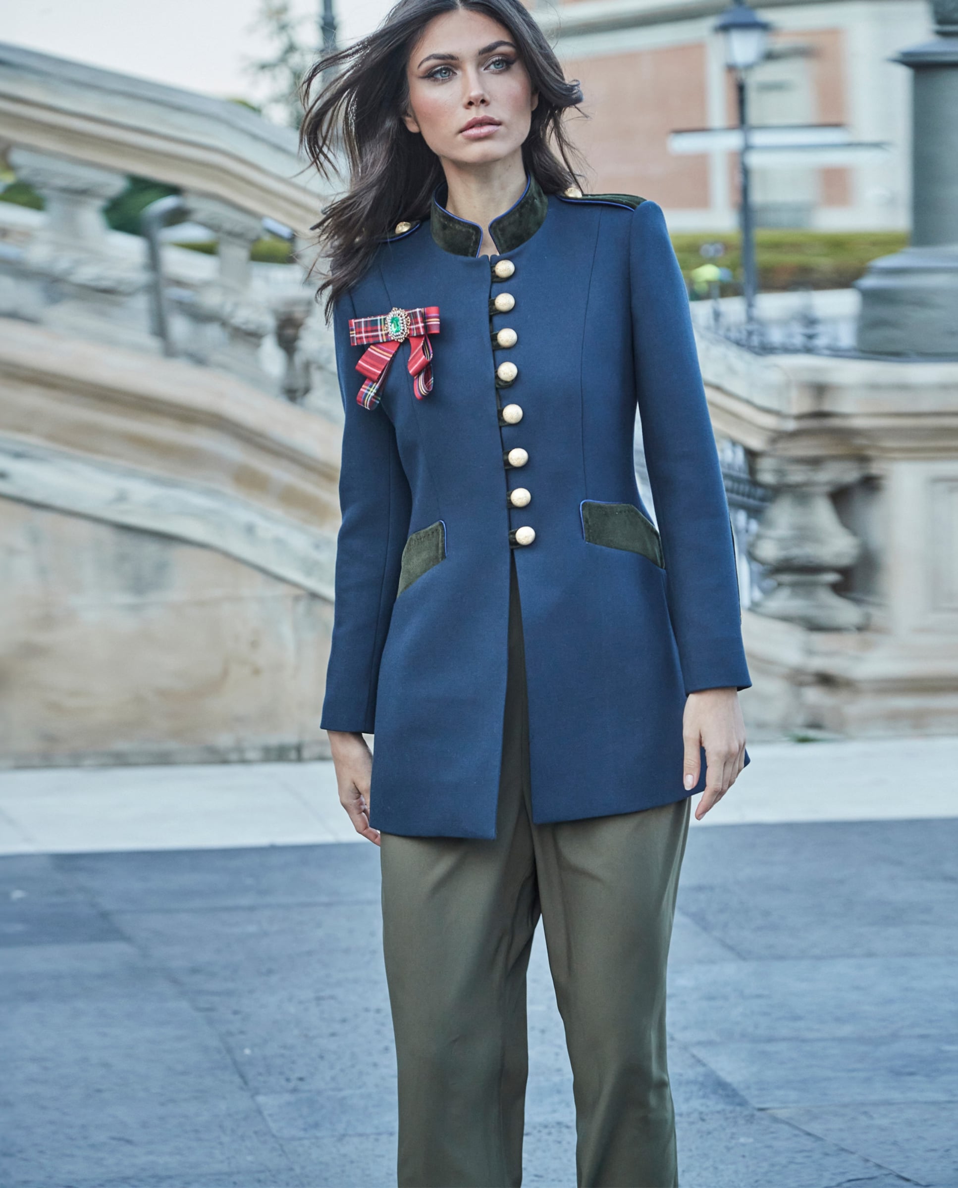 Blazer de mujer larga de estilo militar y cuello mao