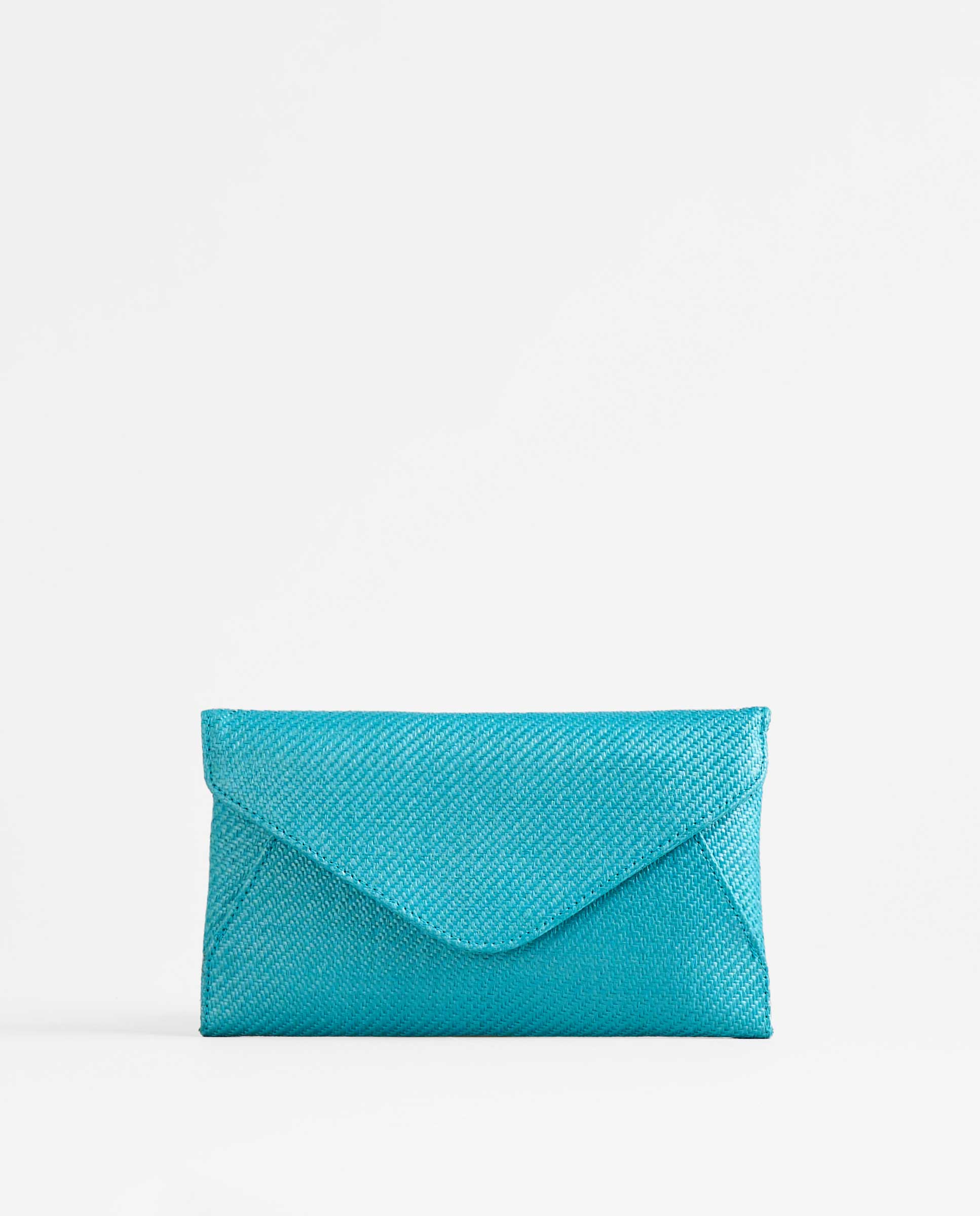 Bolso de mano sobre rafia color turquesa