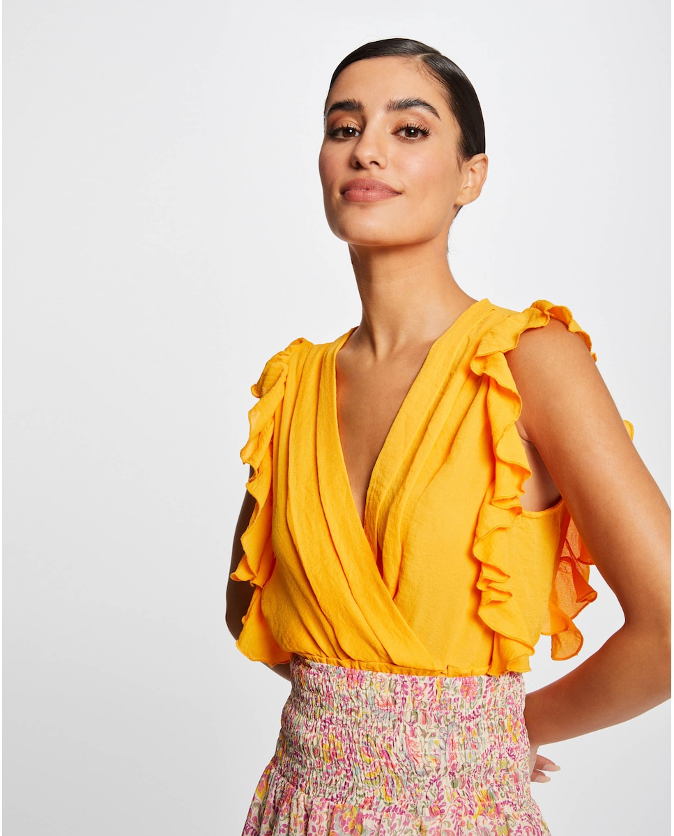 El 'outfit' viral de Victoria Federica: 14 ideas para copiarlo sin arruinarte Blusa de mujer cruzada con volantes