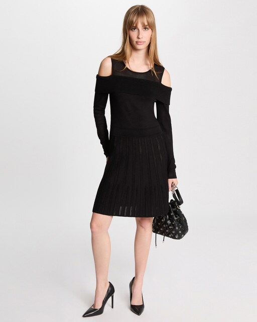 Imagen 0 de Vestido de punto corto con hombros descubiertos