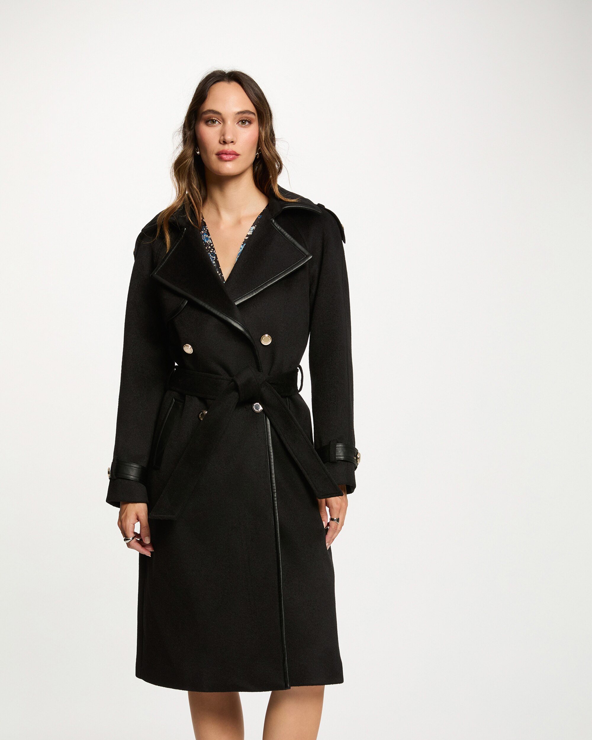 Trench de mujer entallado con cuello sastre Negro Morgan · El