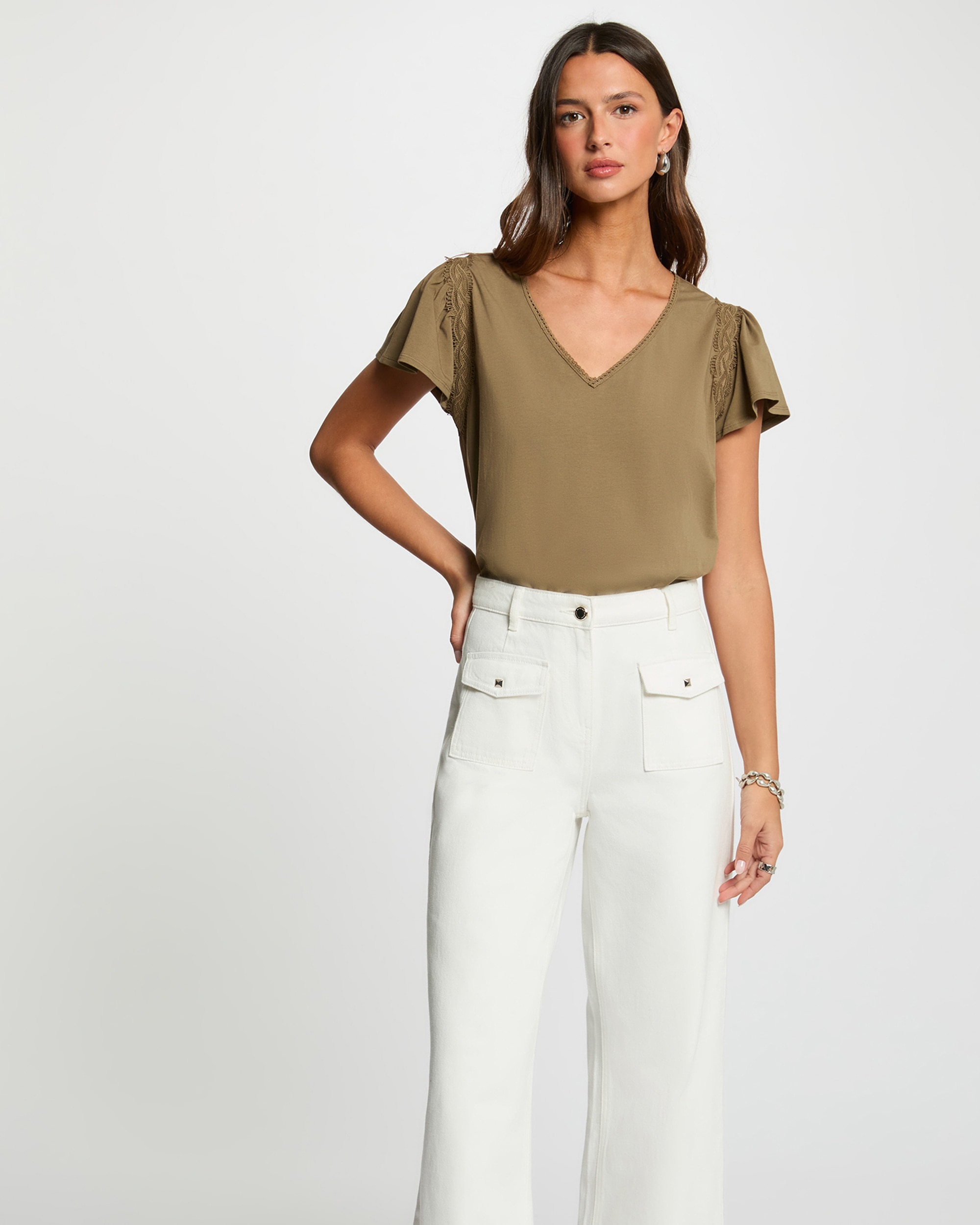 Morgan - Camiseta de mujer con escote pico y volantes.