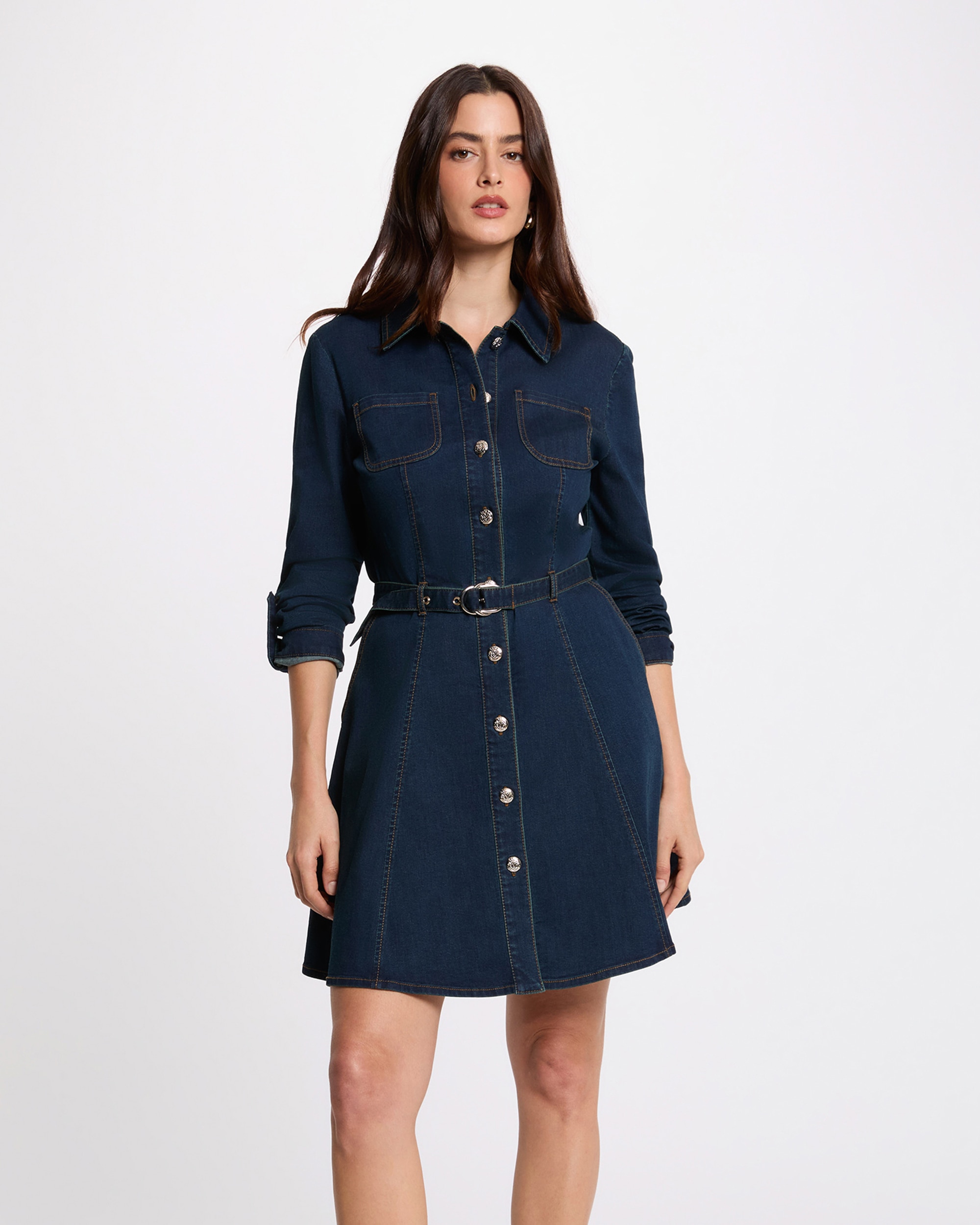 Morgan - Vestido corto en tela vaquera con cinturón.