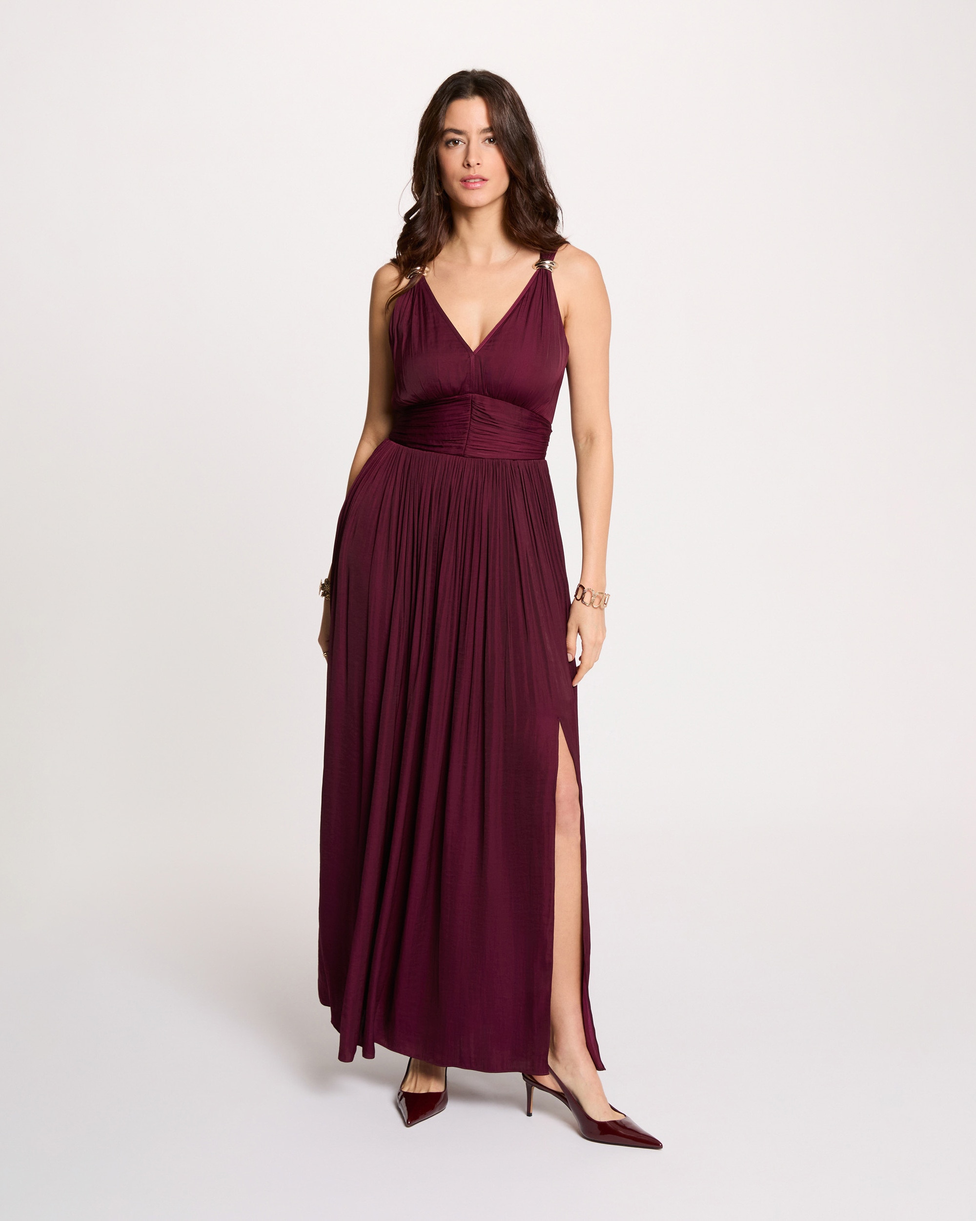 Morgan - Vestido largo con escote pico y tirantes.