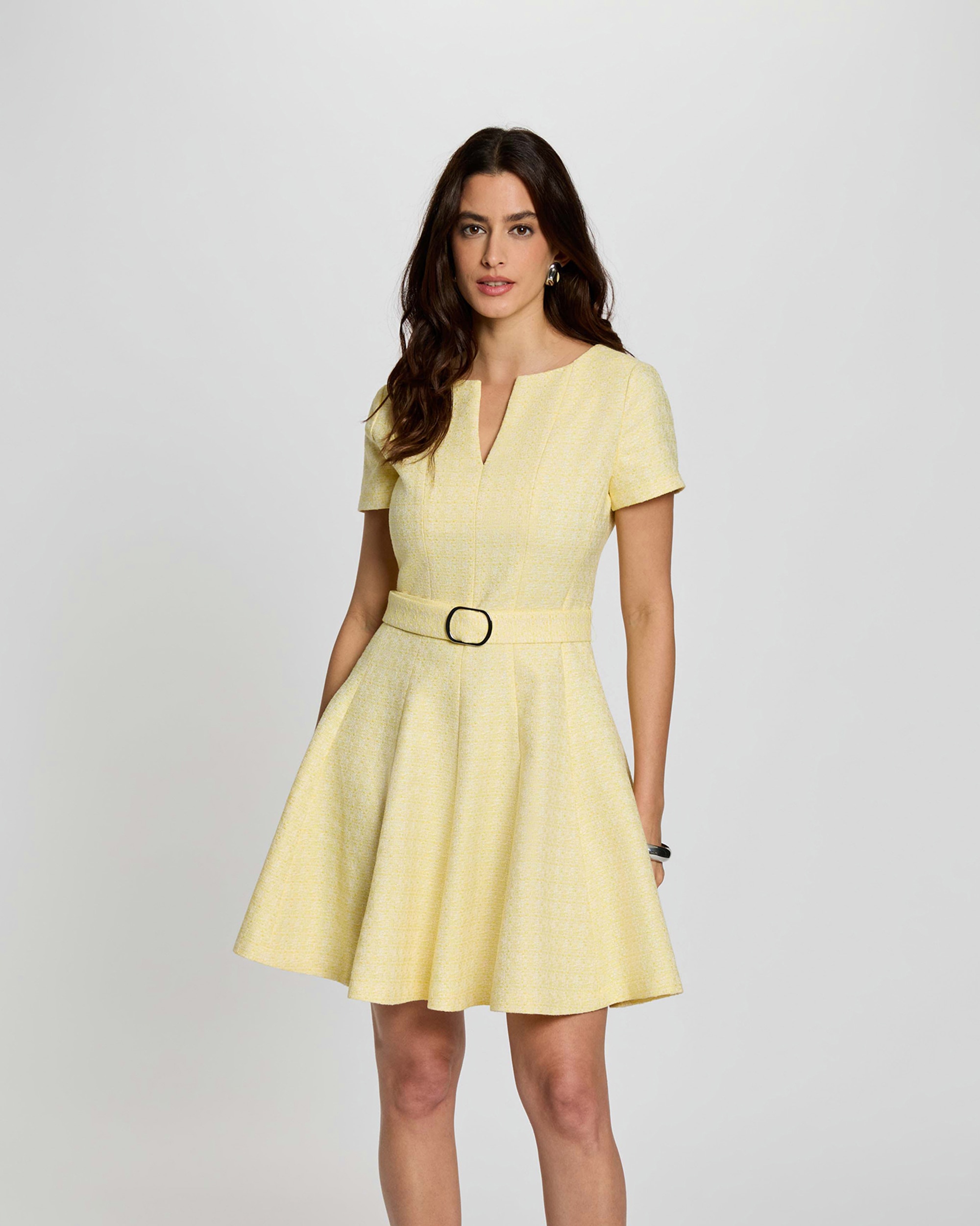 Morgan - Vestido corto con manga corta y cinturón.