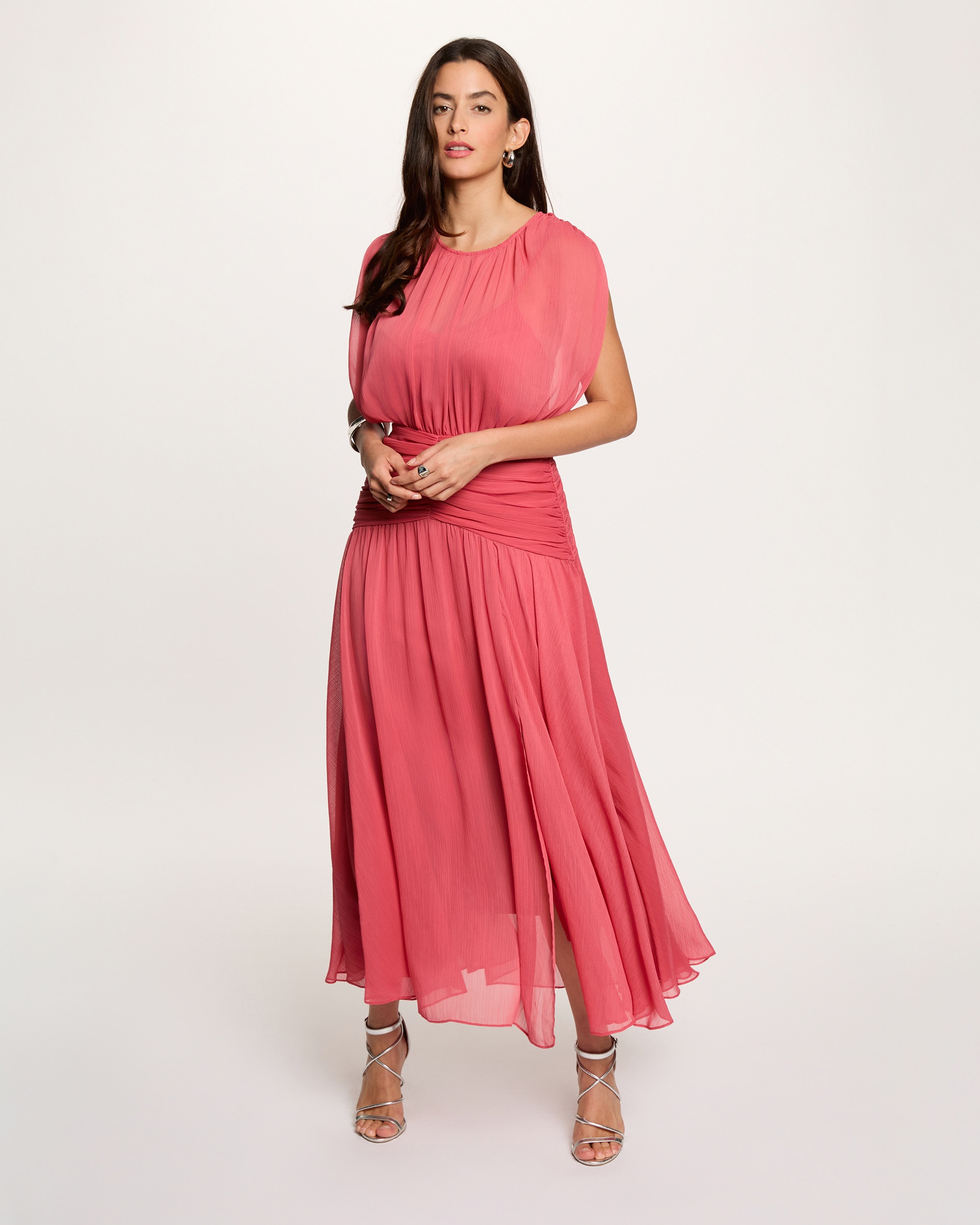 Morgan - Vestido largo drapeado con escote redondo.