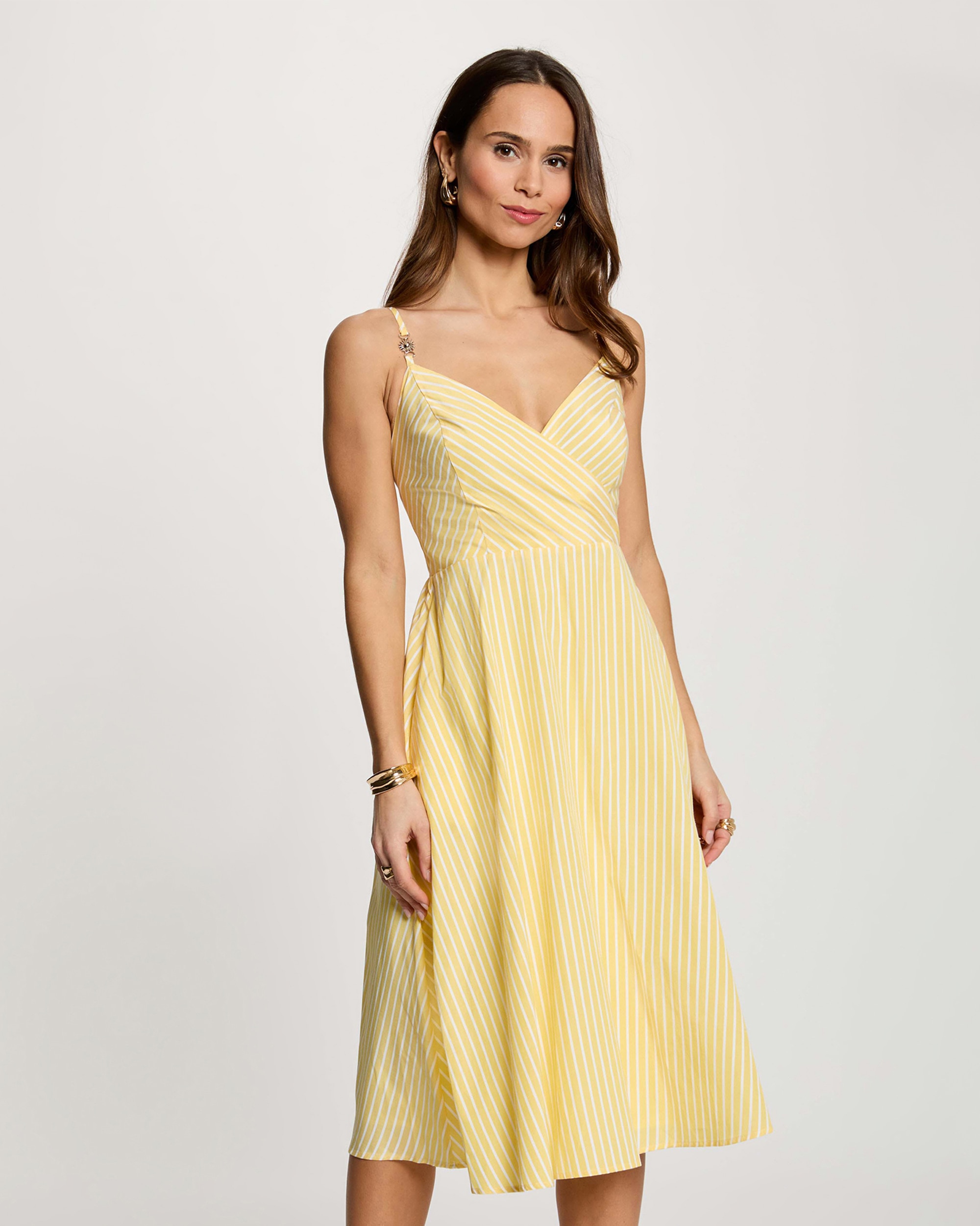 Morgan - Vestido corto con estampado de rayas y tirante con charm.