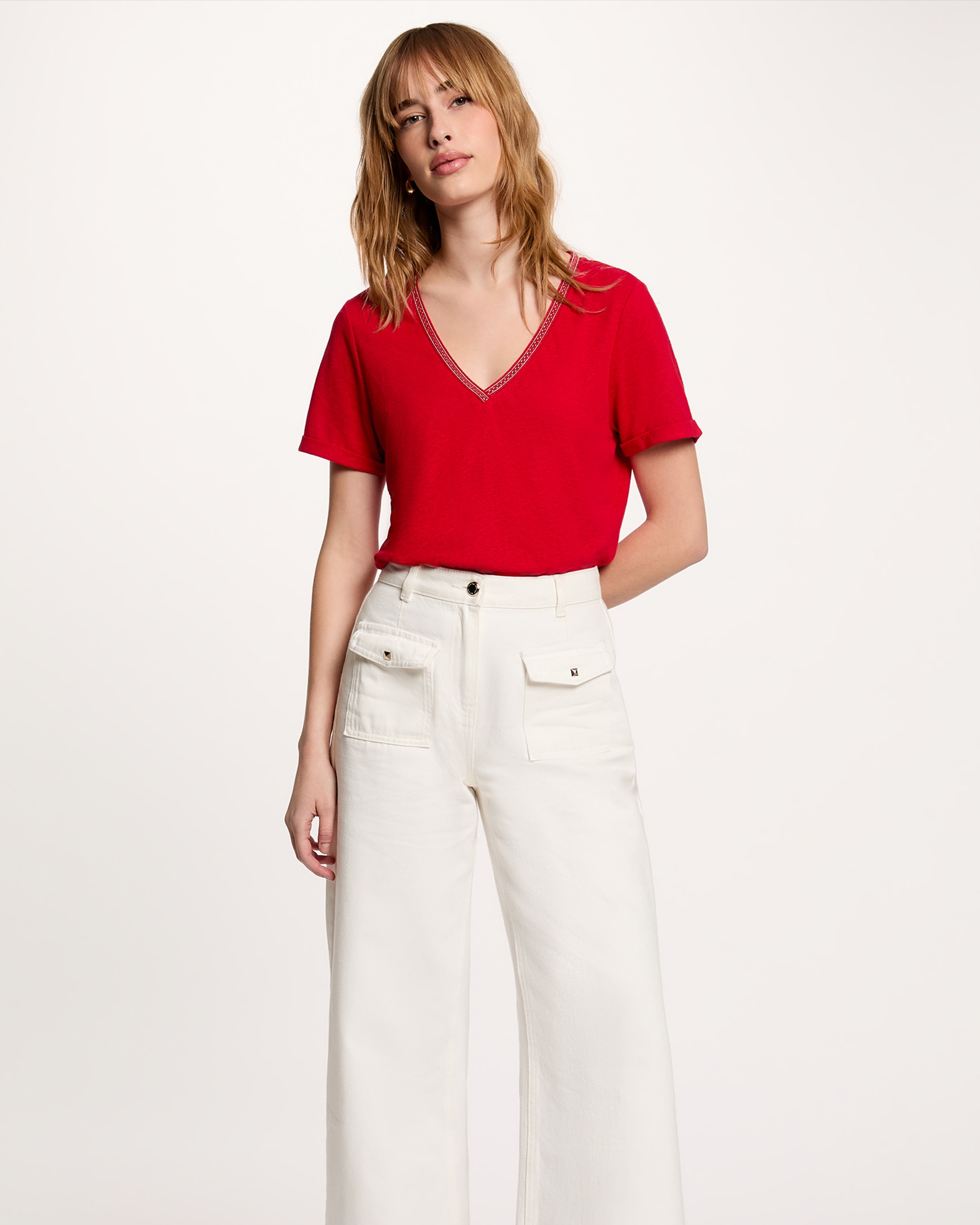 Morgan - Camiseta de mujer con escote pico con pedrería.