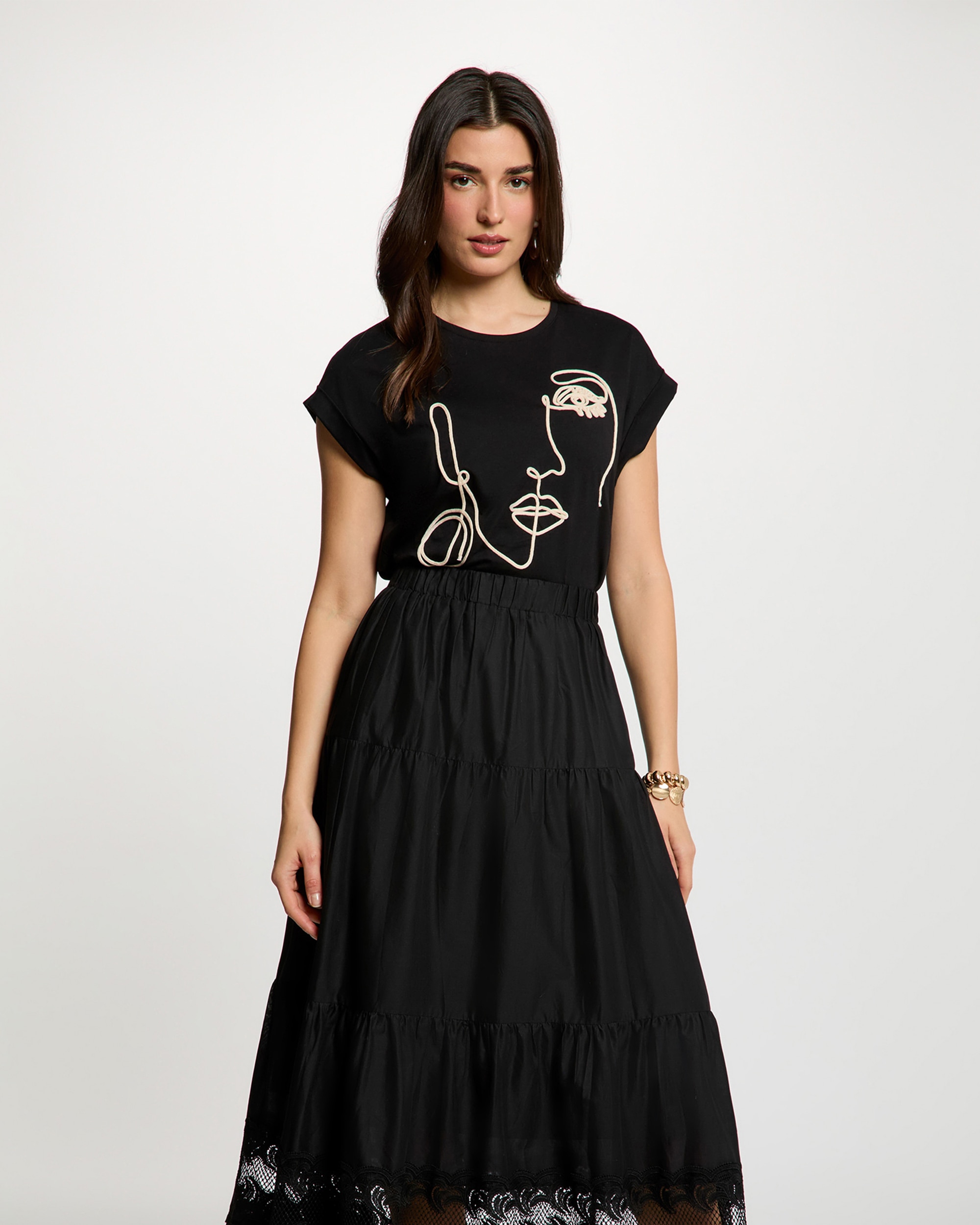 Morgan - Camiseta de mujer con bordado y manga corta.