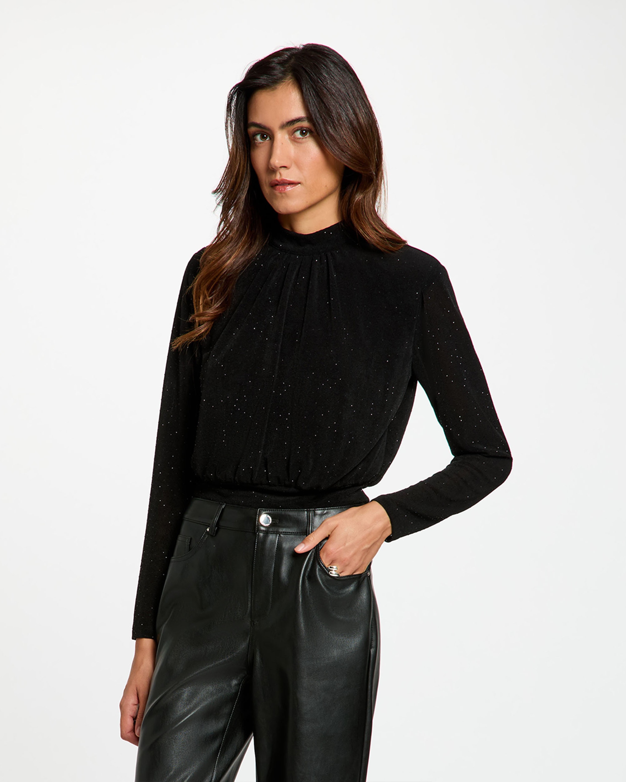 Imagen 1 de Camiseta de mujer con cuello alto y detalles de strass Negro