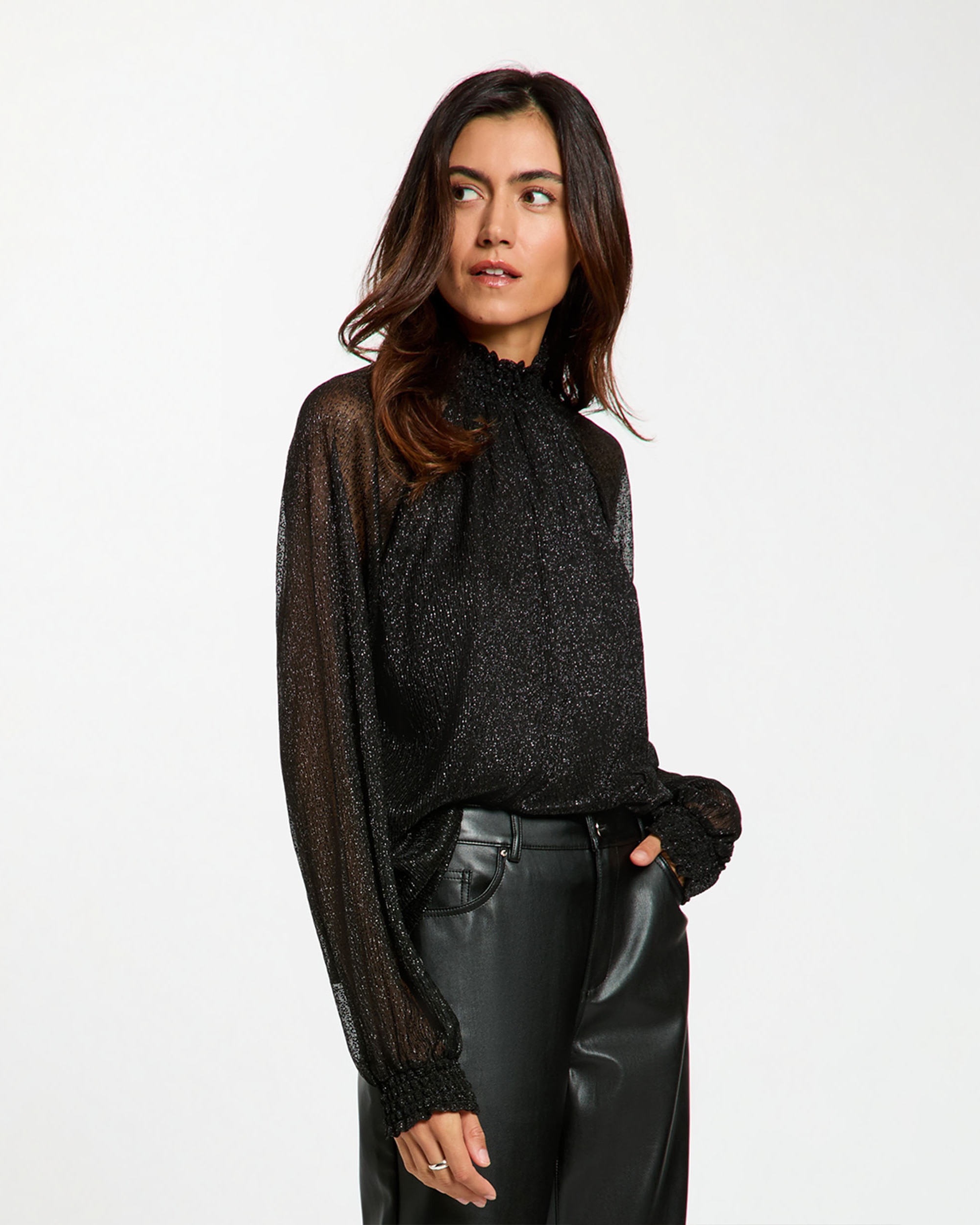 Imagen 1 de Camiseta de mujer con cuello alto y detalles de strass Negro