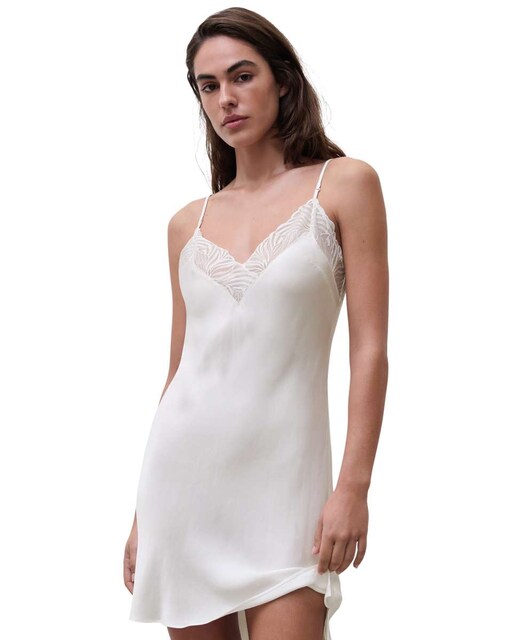 Imagen 0 de Camisón con tacto sedoso con encaje floral y transparencias línea Legend