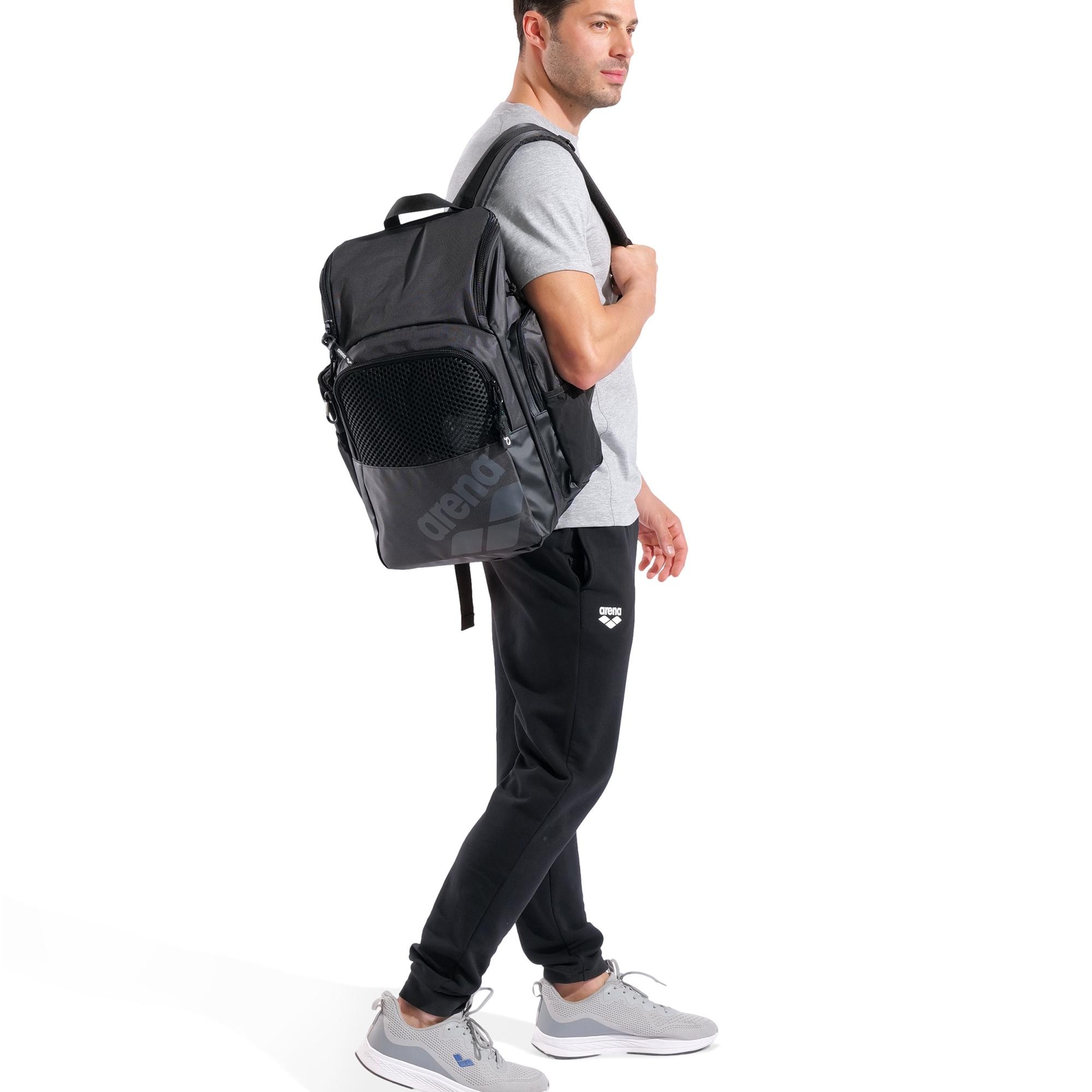 Arena - Mochila para deporte y natación One Go Swim Sports 35L Arena.