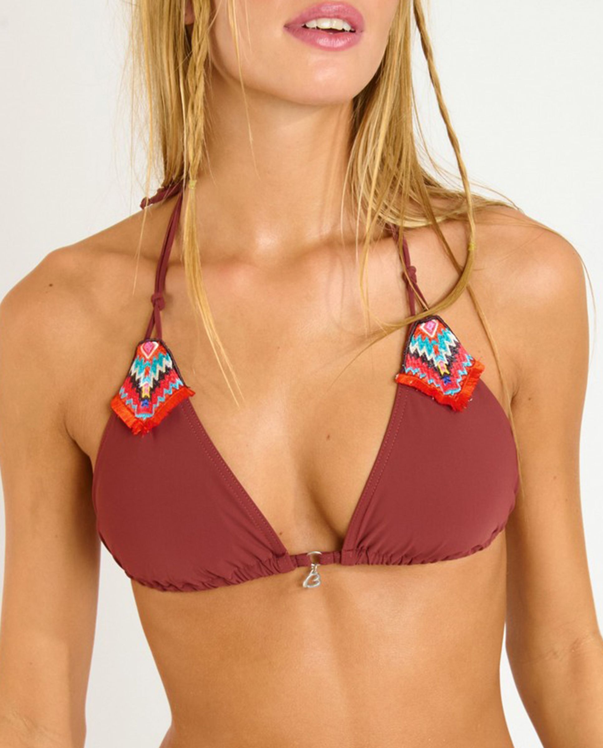 Banana Moon - Top de bikini totem, foam extraíble y atado al cuello y detalle étnico bordado.