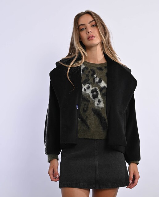 Imagen 0 de Chaqueta de mujer con tachuelas cuello y solapa