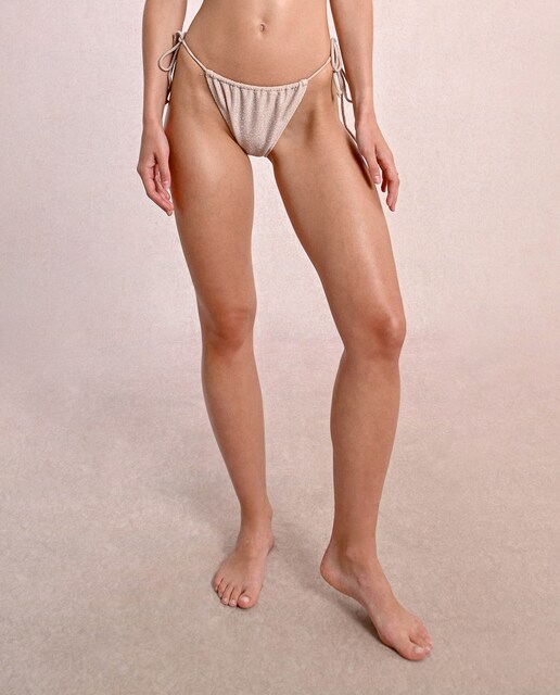 Imagen 0 de Braguita de bikini en tejido brillante con lazada