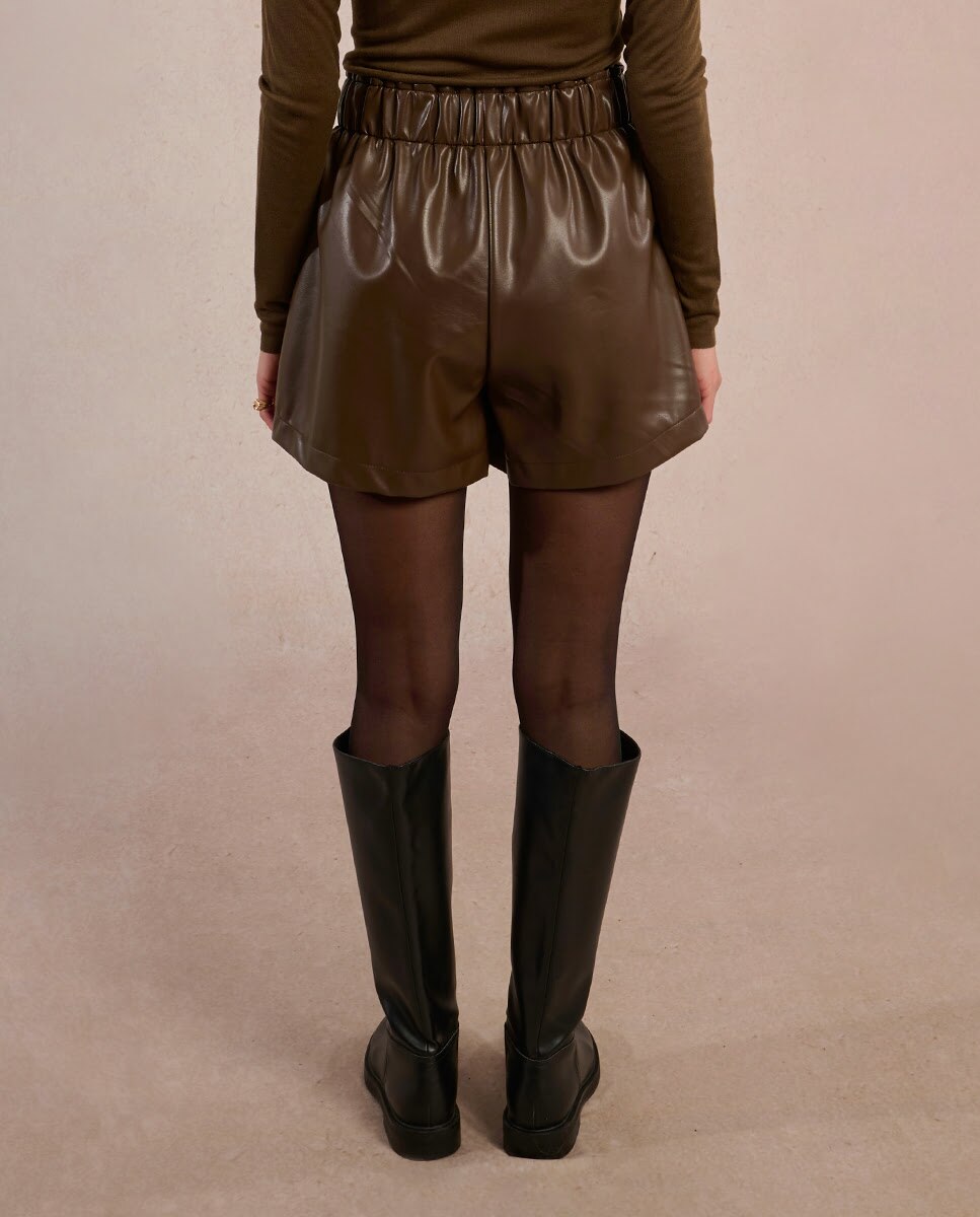 Short de mujer efecto cuero con bolsillos - Molly Bracken - Marrón Marrón-3