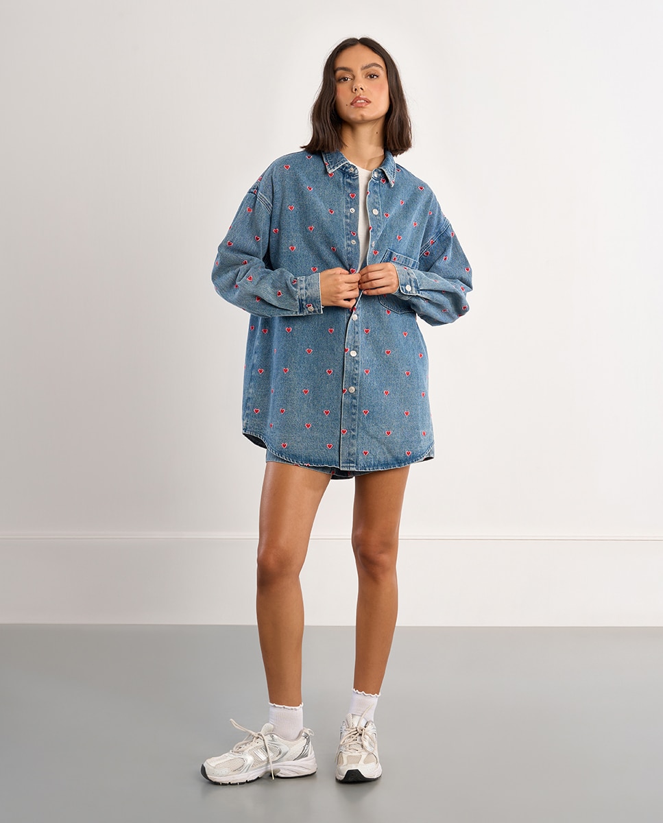 Sobrecamisa de mujer vaquera estampado corazones