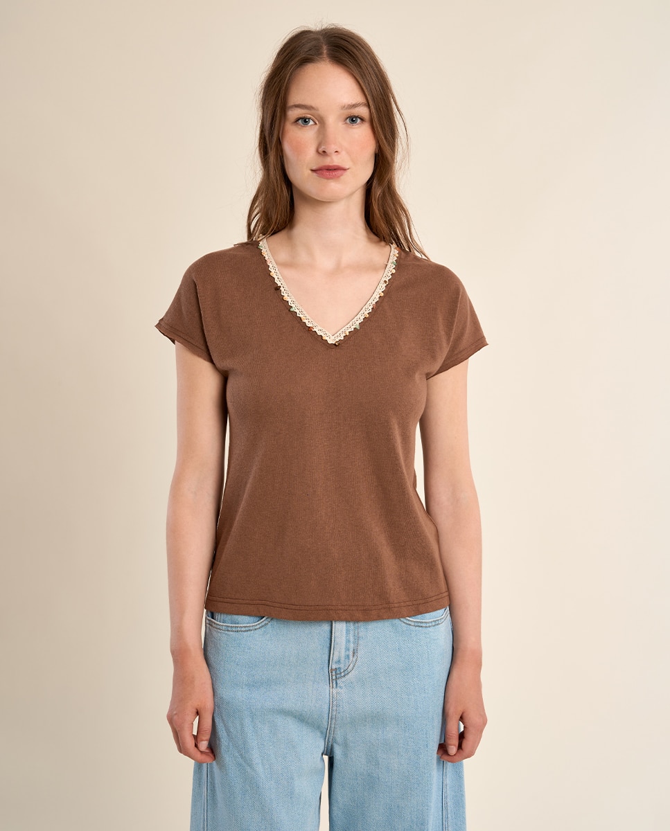 Camiseta de mujer de manga corta detalle abalorios - Molly Bracken - Marrón oscuro Marrón oscuro-2