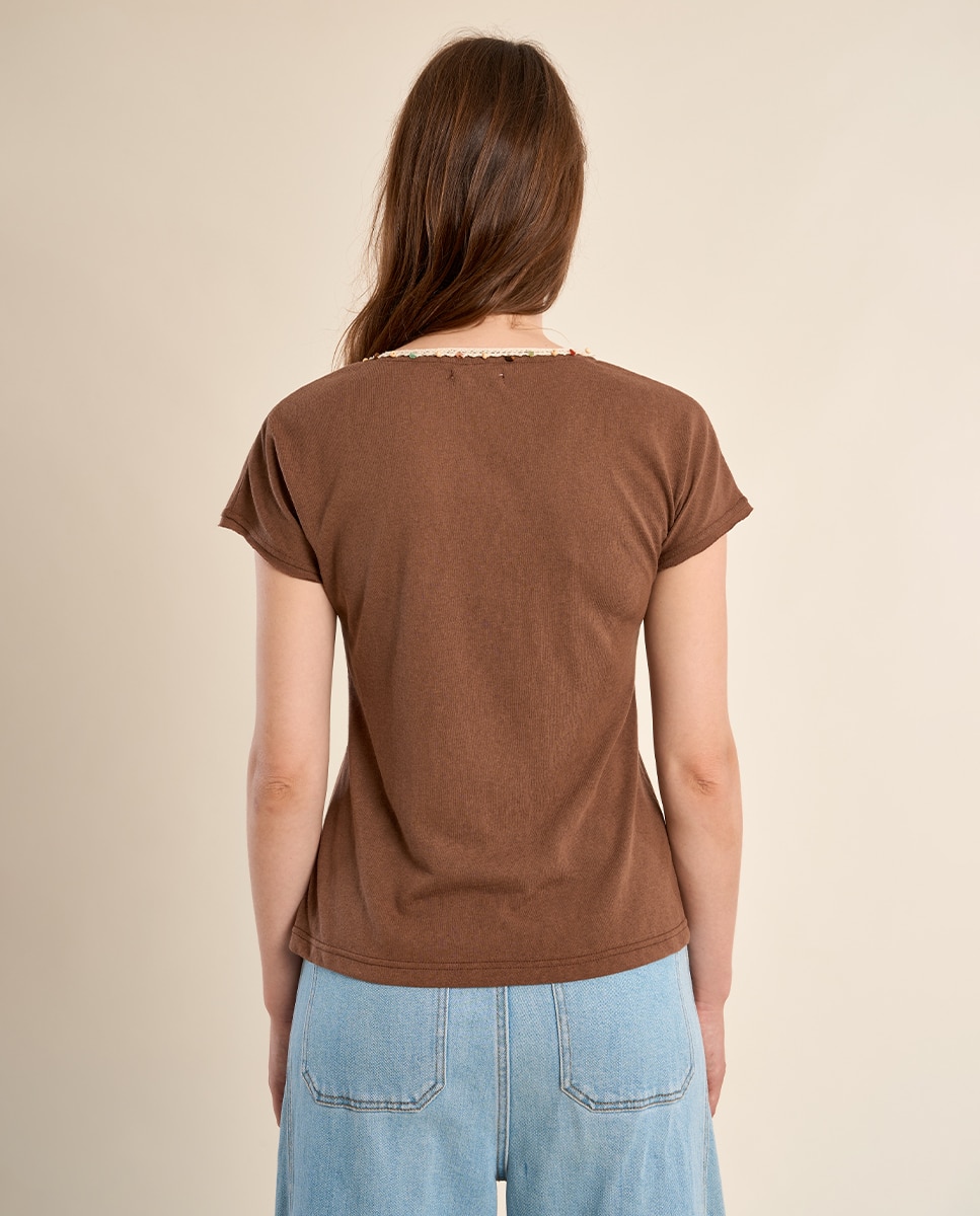 Camiseta de mujer de manga corta detalle abalorios - Molly Bracken - Marrón oscuro Marrón oscuro-3
