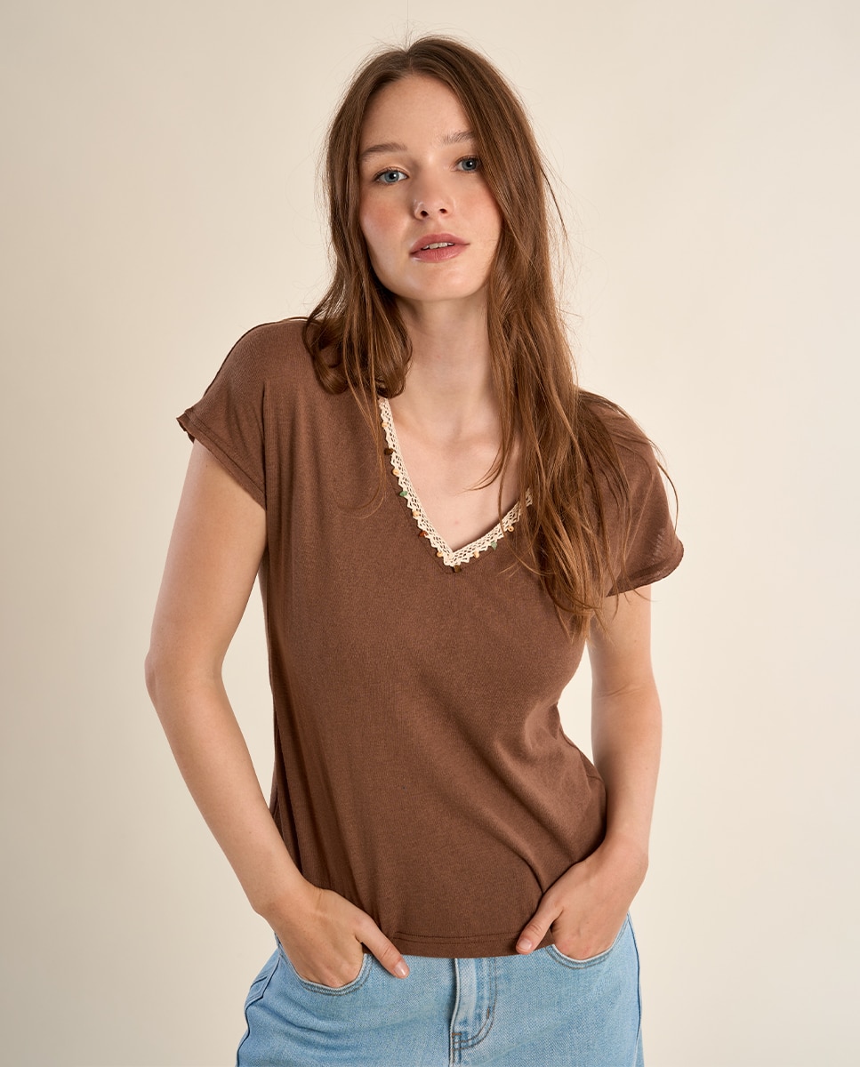 Camiseta de mujer de manga corta detalle abalorios - Molly Bracken - Marrón oscuro Marrón oscuro-4