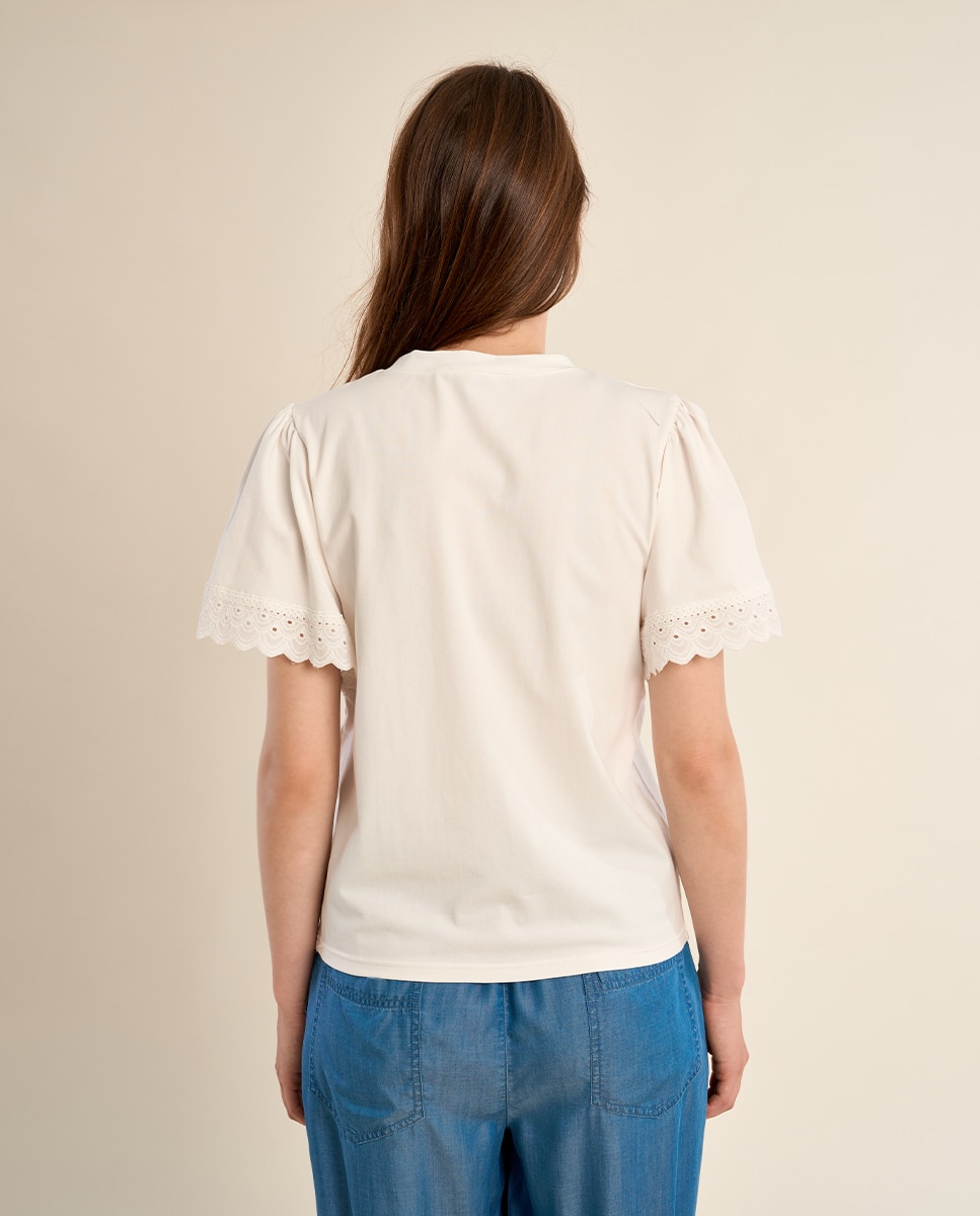 Camiseta de mujer de manga corta detalles bordados - Molly Bracken - Crudo Crudo-3