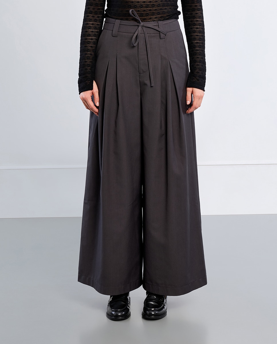 Pantalón de mujer largo tipo cullote detalle pliegues - Lili Sidonio - Gris Gris-3