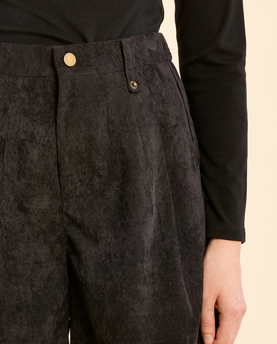 Short de mujer corto detalle pliegues - Molly Bracken - Negro Negro-5