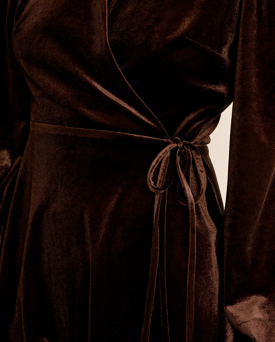 Vestido corto de manga larga aterciopelado - Molly Bracken - Marrón chocolate Marrón chocolate-5