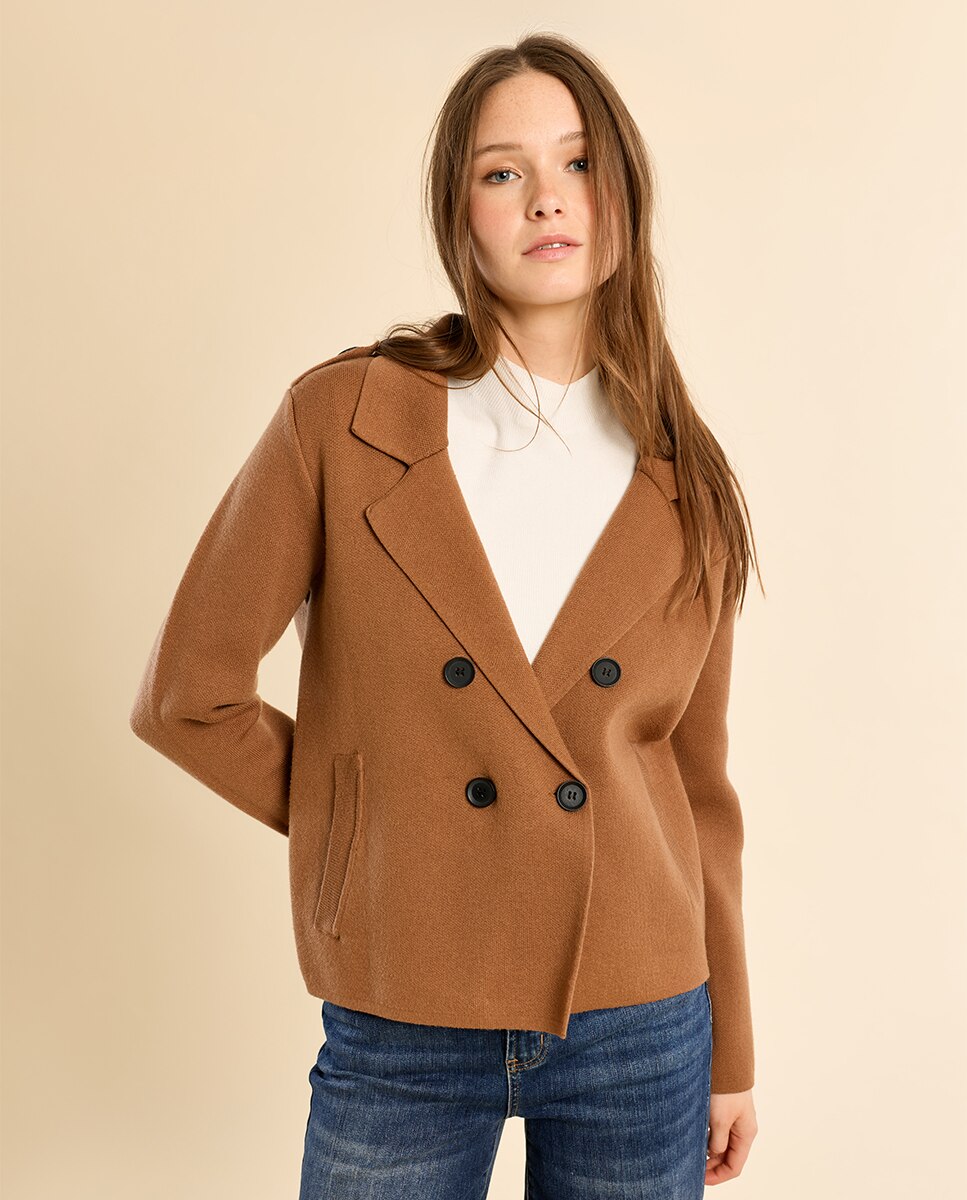 Abrigo de mujer corto con cuello y solapa - Molly Bracken - Camel Camel-2