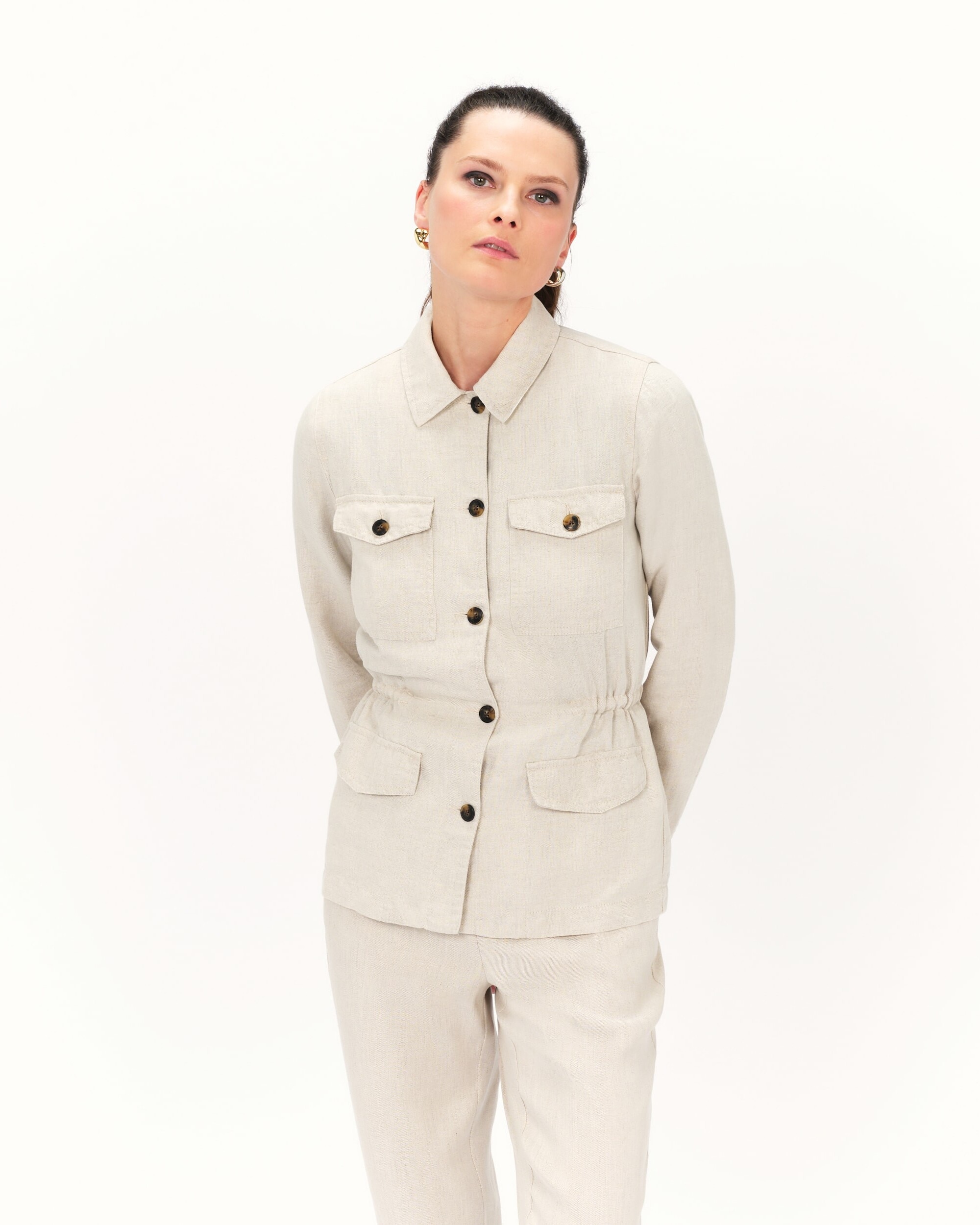 Caroll - Chaqueta de mujer modelo sahariana con jareta en la cintura.
