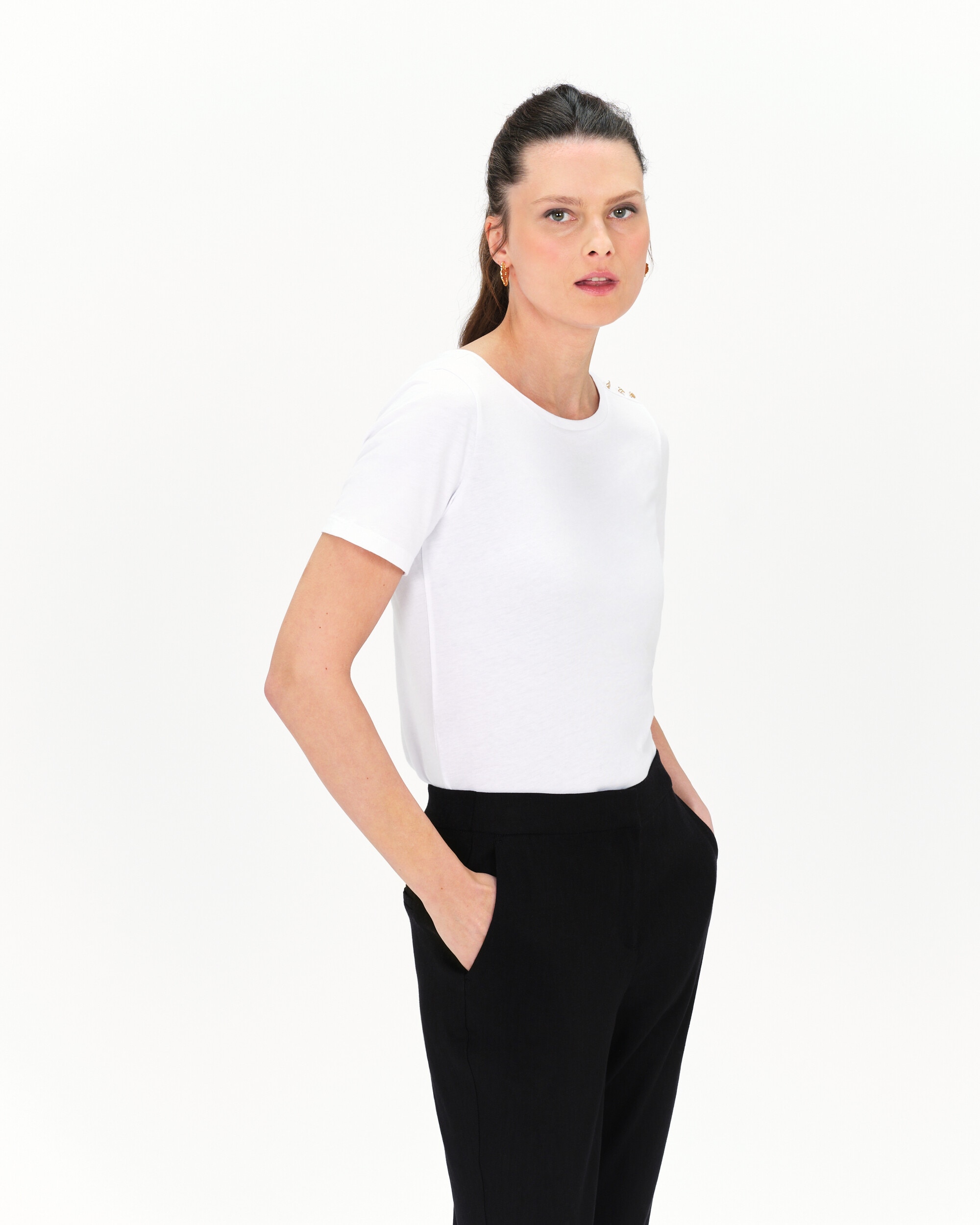 Caroll - Camiseta de mujer con manga corta y botones decorativos.