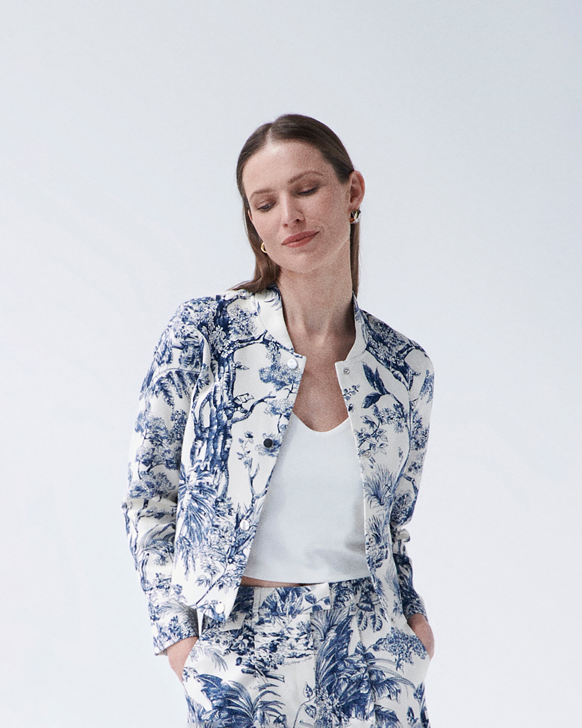 Caroll - Chaqueta de mujer con estampado floral y cierre a presión.