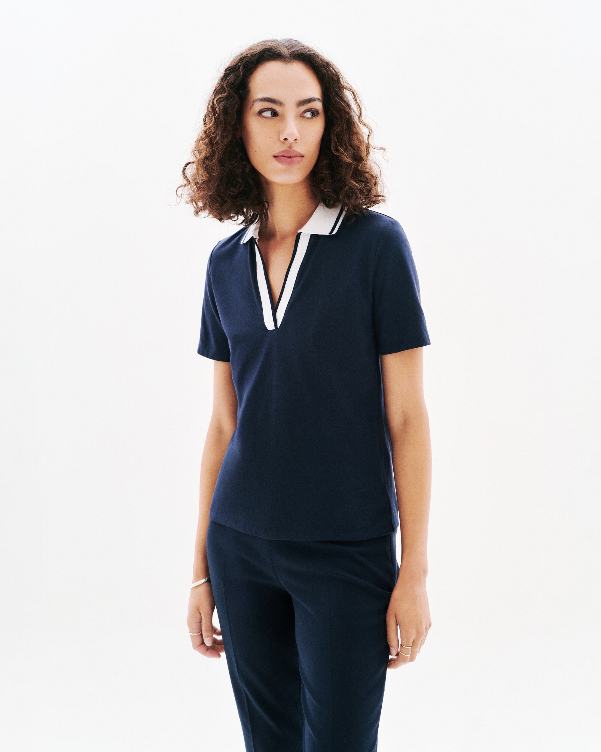 Caroll - Camiseta de mujer con escote pico a contraste.