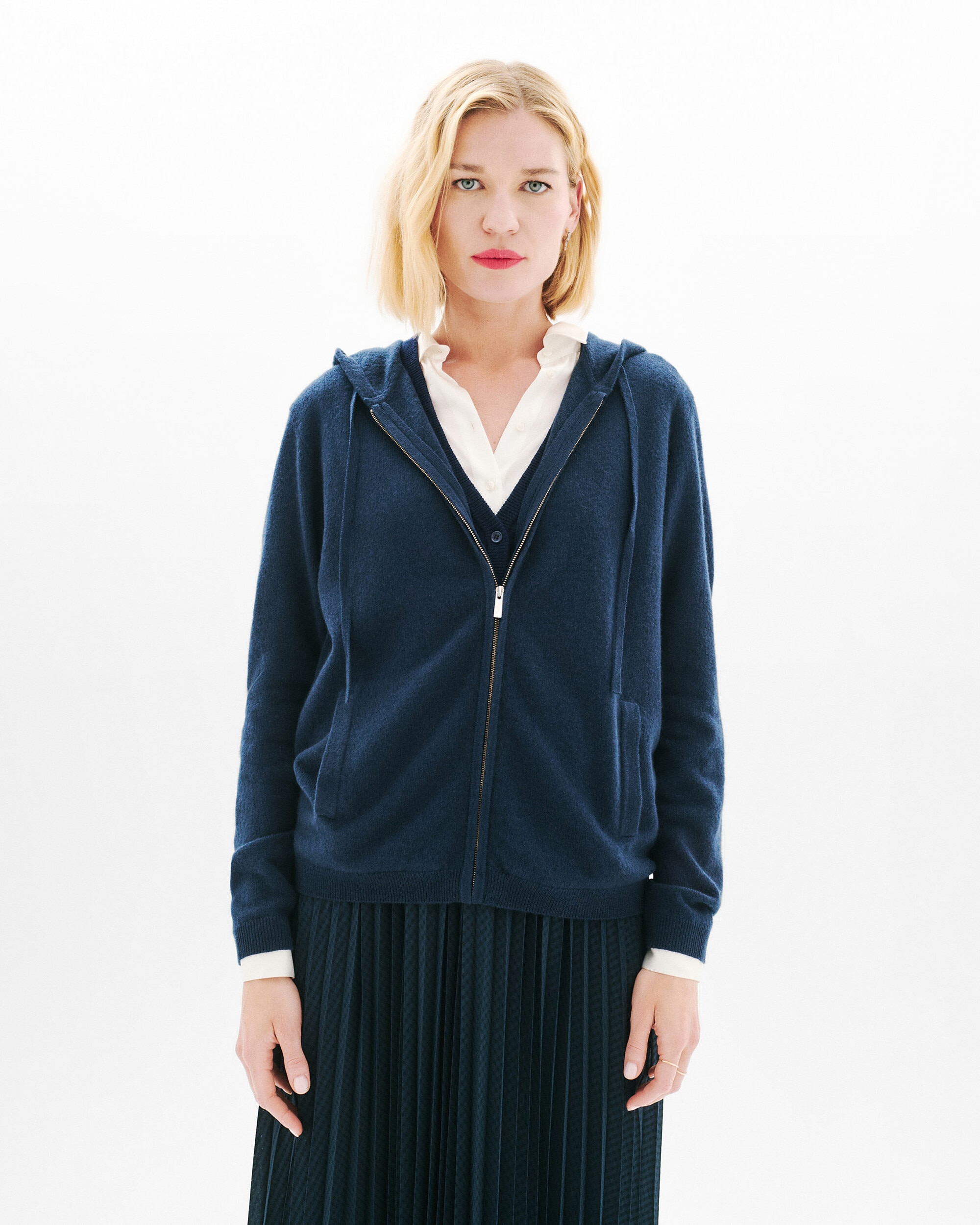 Caroll - Chaqueta de mujer con capucha en cremallera en lana.